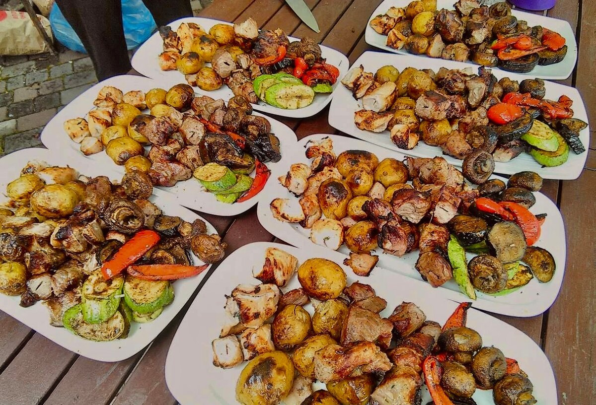 Стол на природе с шашлыками