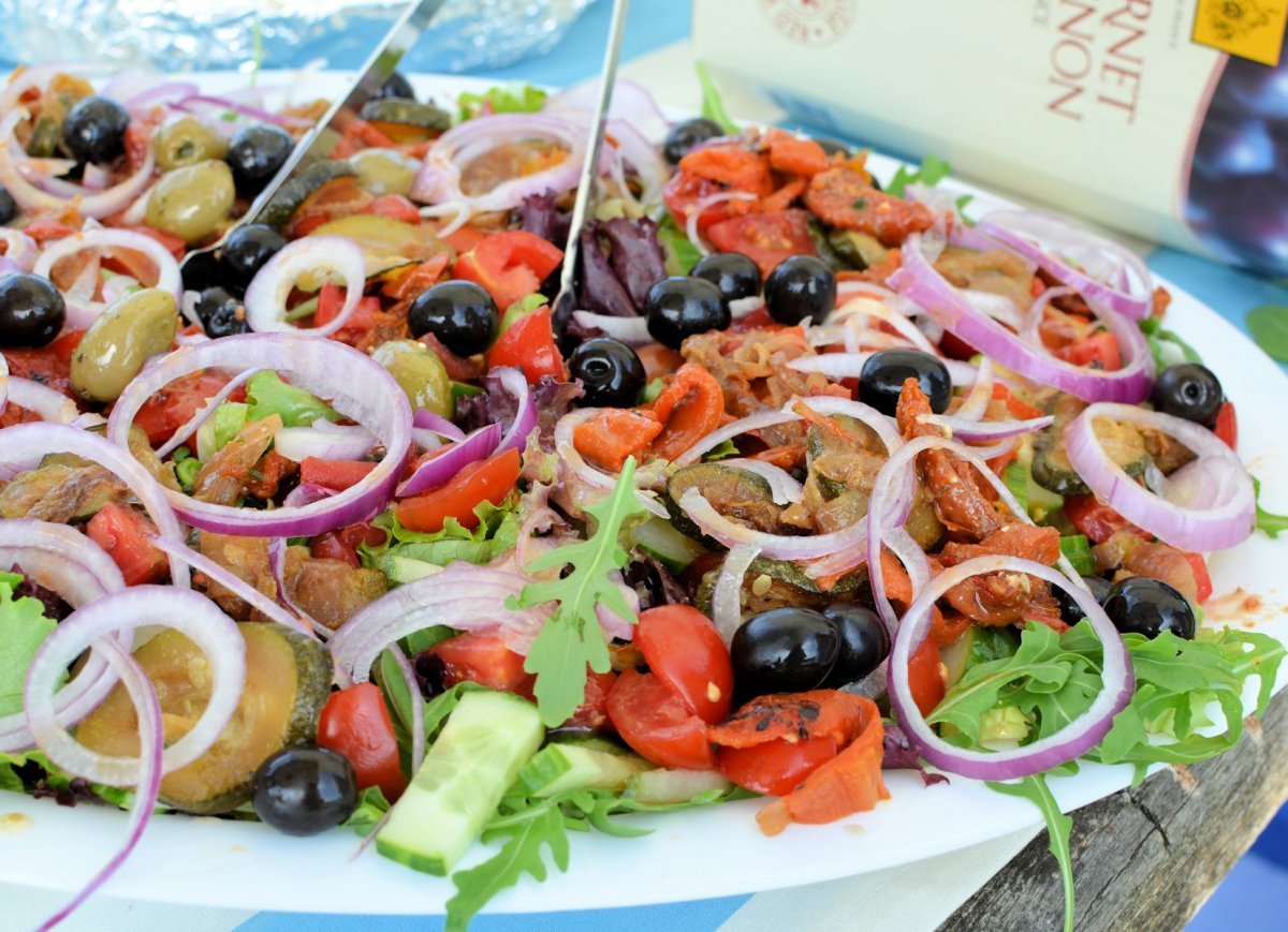 Канапе моцарелла с черри и базиликом