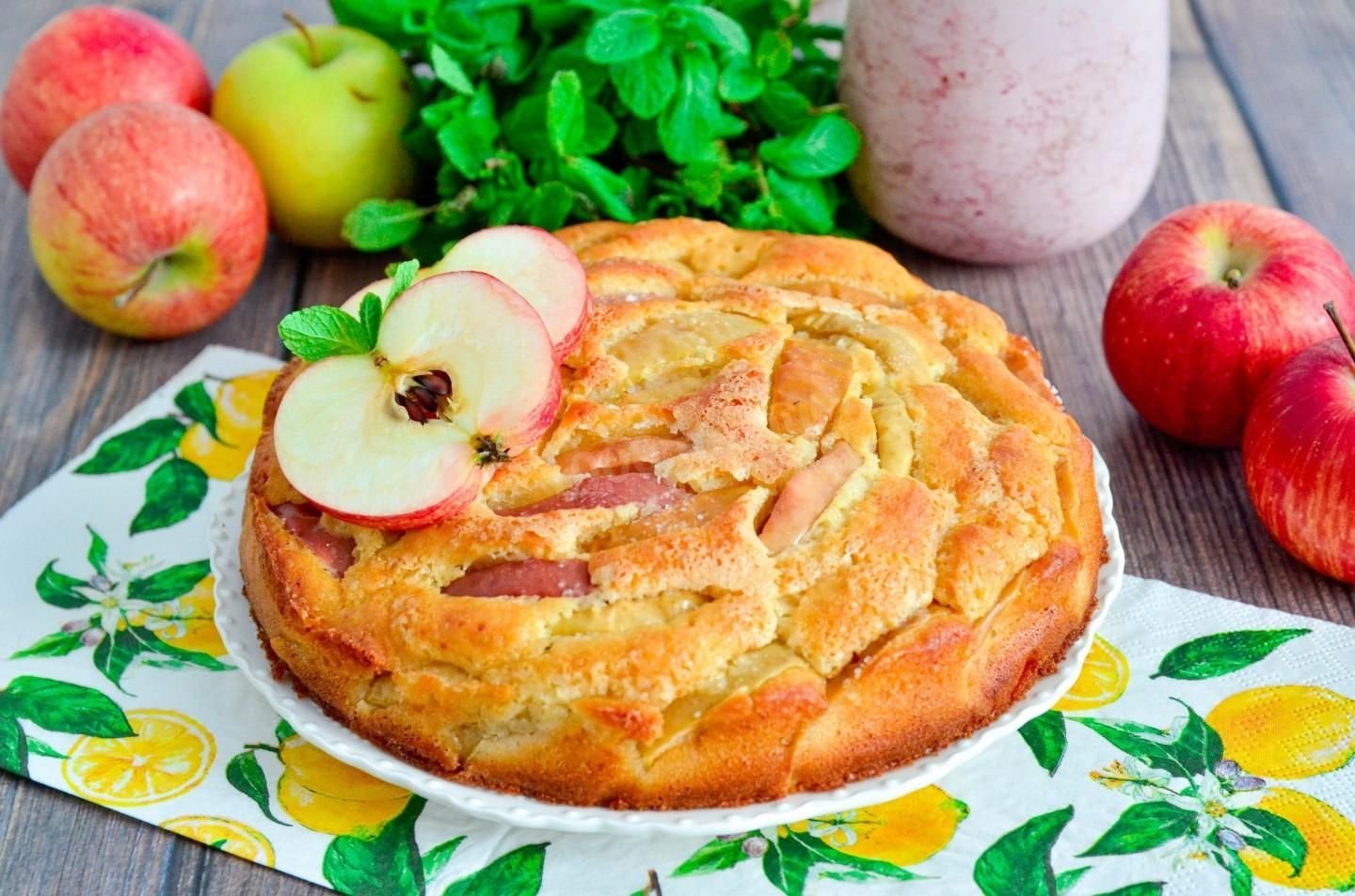 Песочное тесто с яблоками в духовке рецепт. Шарлотка с яблоками Юлии Высоцкой. Пирог с яблоками в духовке. Шарлотка с яблоками на сметане. Яблочный пирог на кефире.