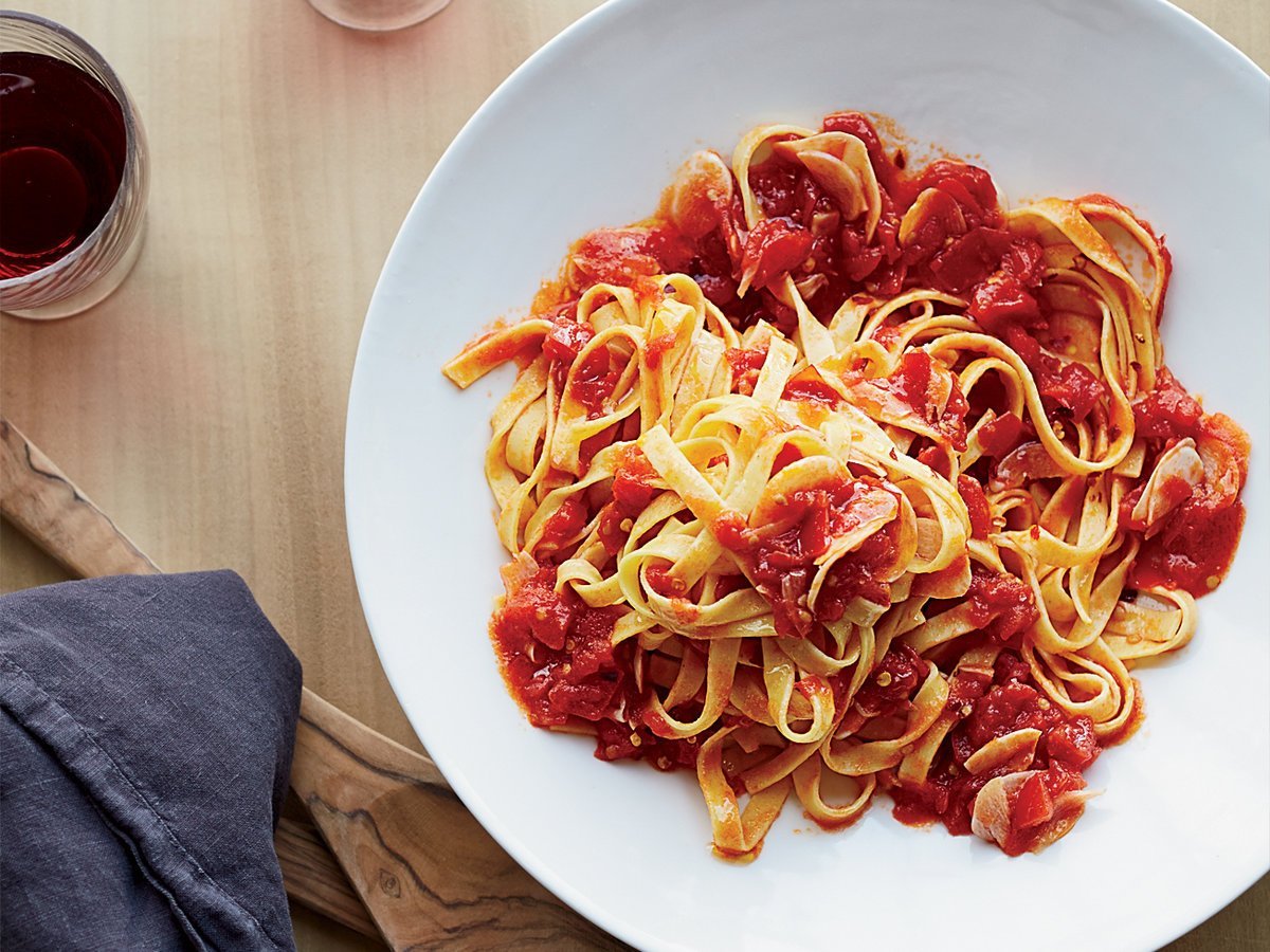 Спагетти болоньезе томатная паста. Тальятелле болоньезе. Тальятелле (tagliatelle). Tagliatelle паста. Спагетти Аль Помодоро.