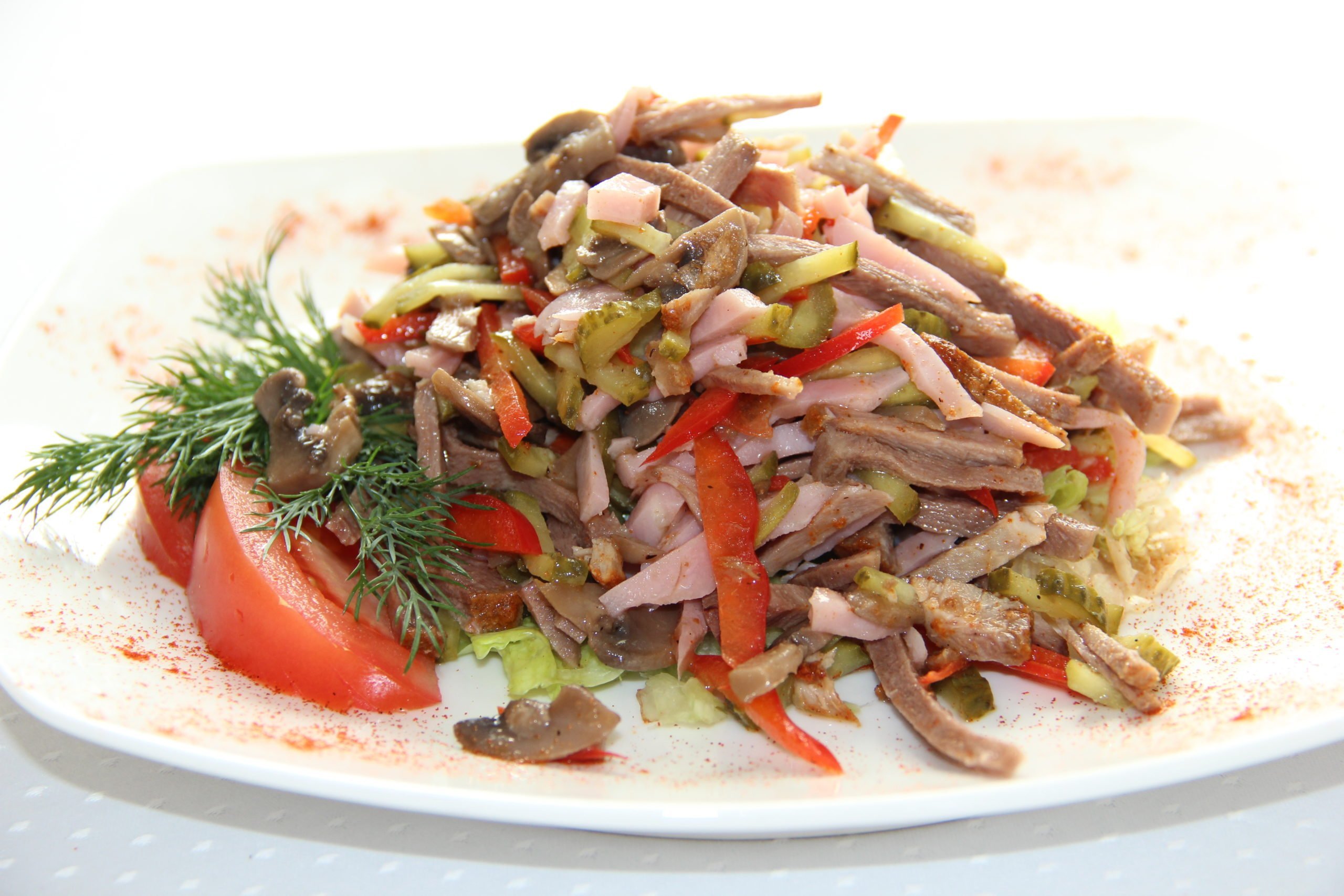 Салат с колбасой