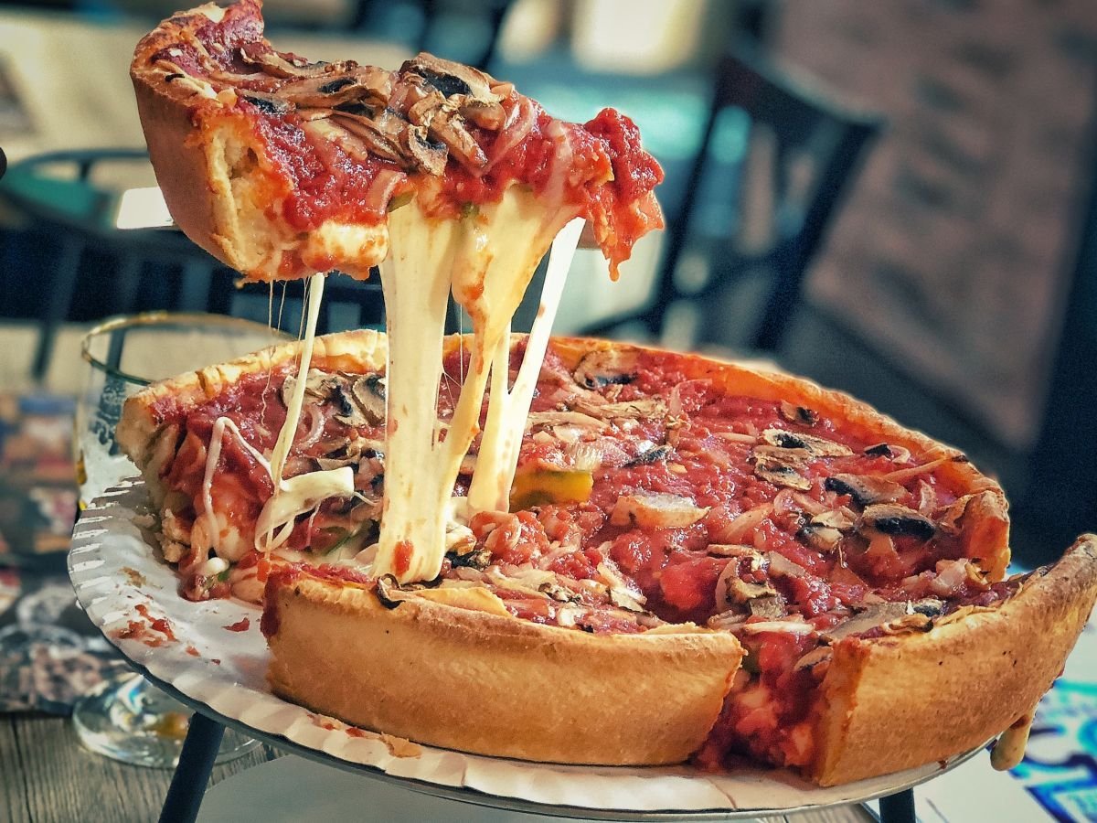 Big dish. Пицца Deep dish. Chicago Deep dish. Пицца по чикагски. Пицца в Чикагском стиле.