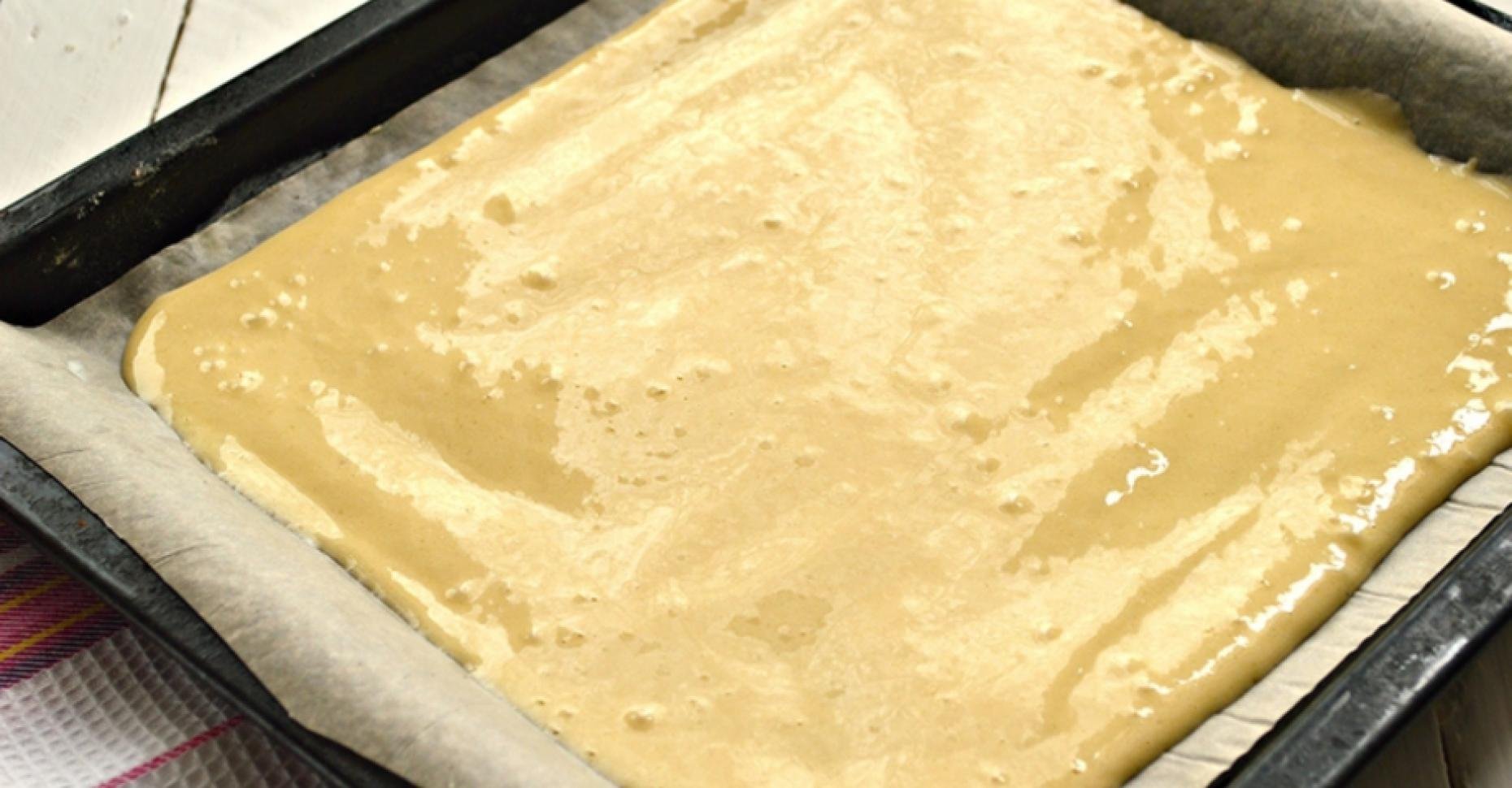 Смазанный маслом пирог. Тесто на противне. Бисквит на пергаменте. Выложить тесто на противень. Бисквитное тесто жидкое.