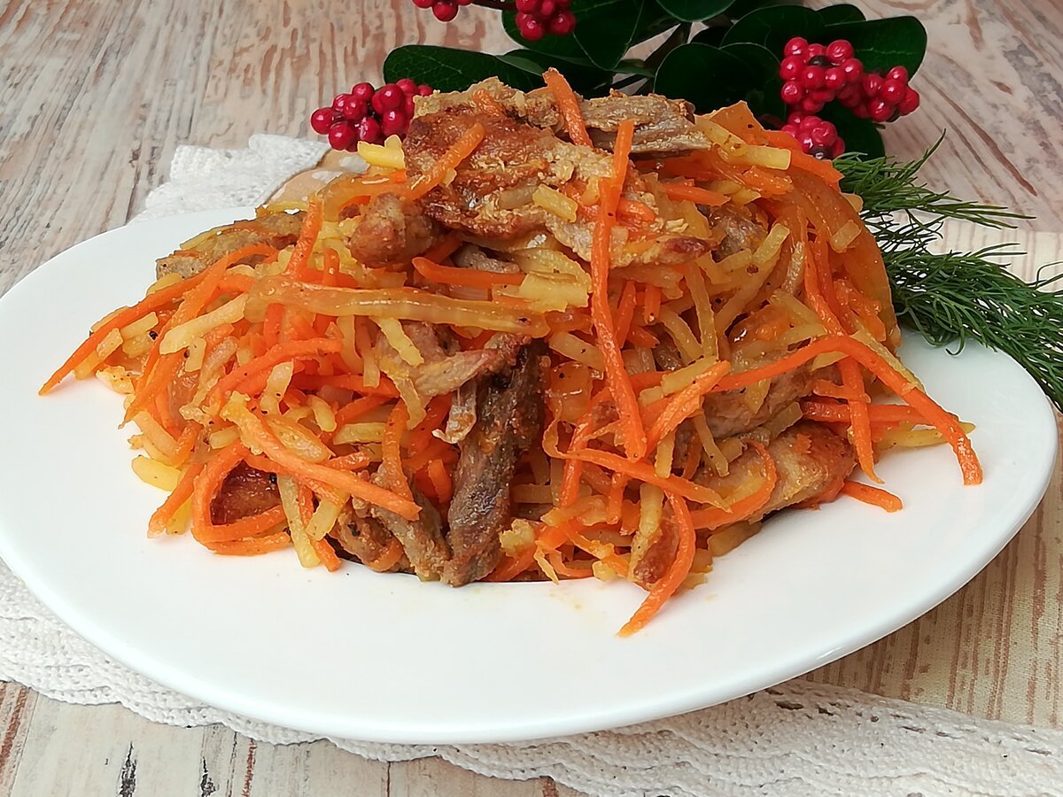 Салат из корейской моркови с жареной свининой