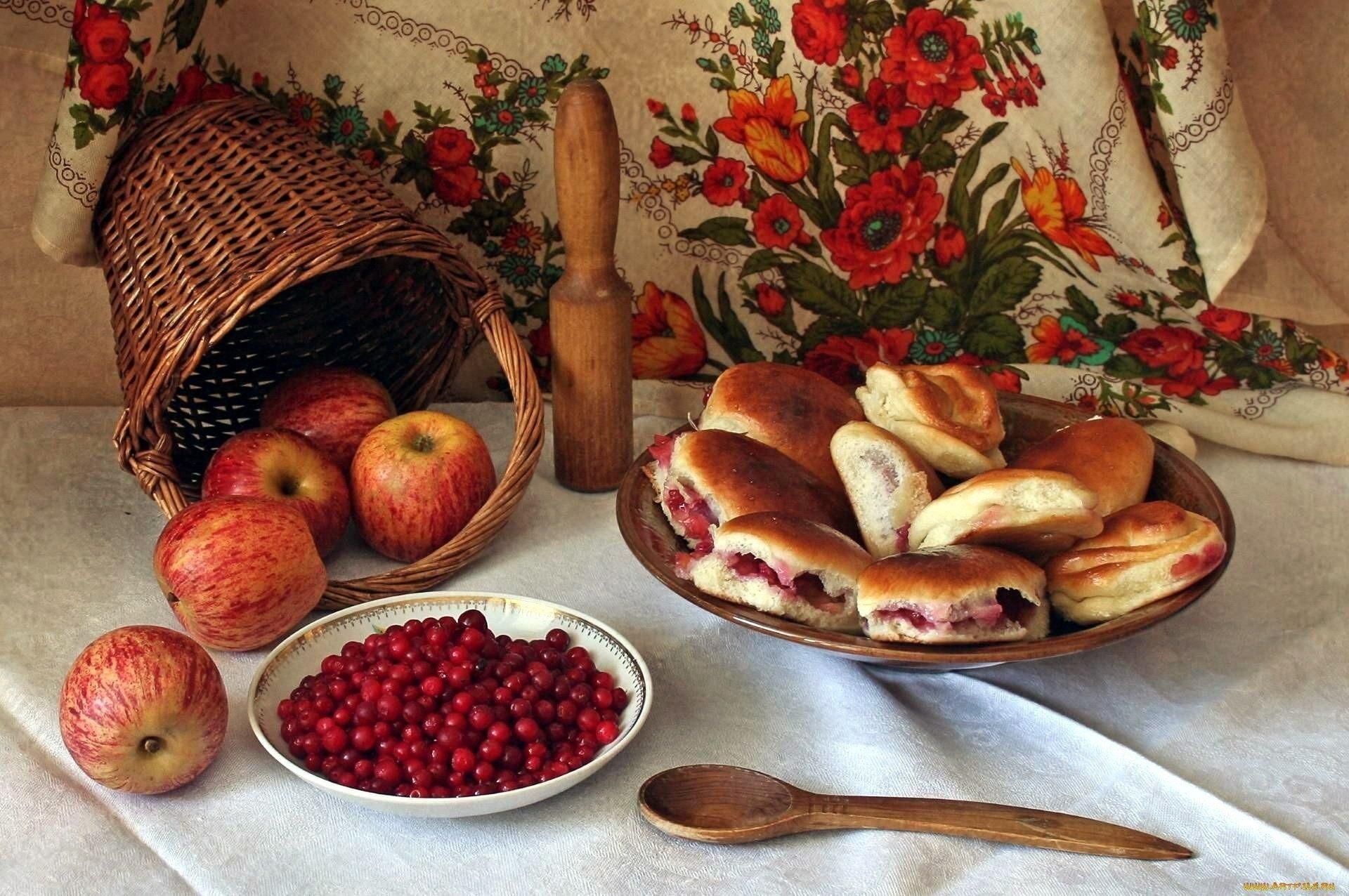 Бабушка нам очень понравились пироги с клюквой. Натюрморт русская кухня. Натюрморт с яблоками. Стол с пирогами. Деревенский стол с едой.