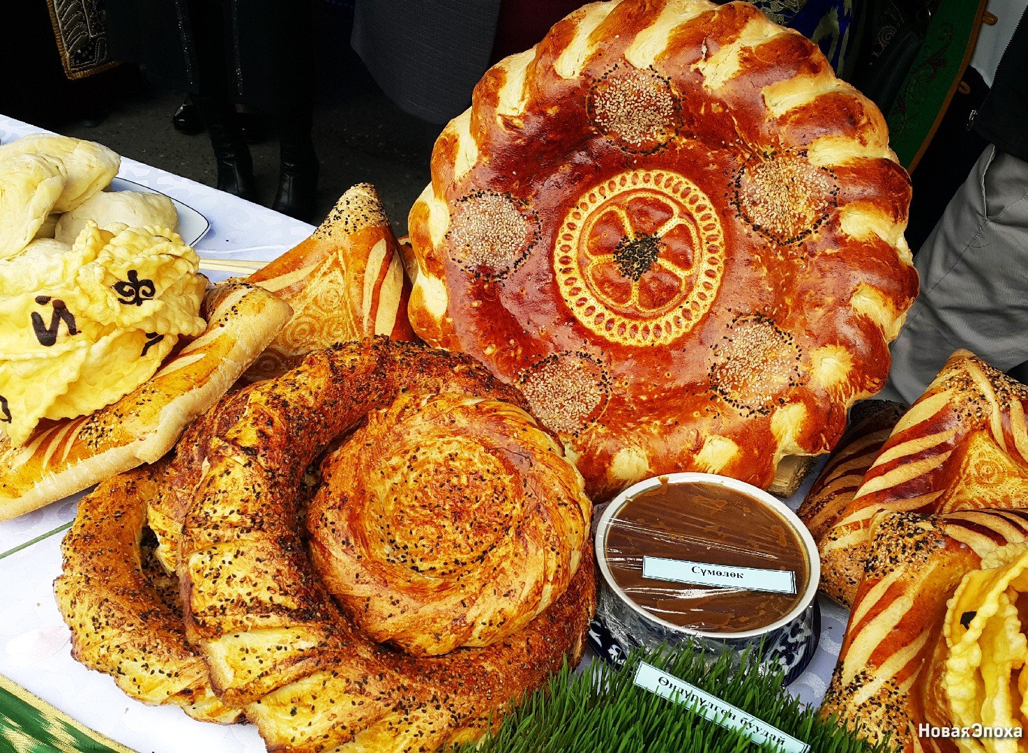 Киргизы блюда. Национальная еда Киргизии. Киргизы кухня. Кухня Кыргызстана Национальная боорсок. Кыргызкая традицонные блюда.
