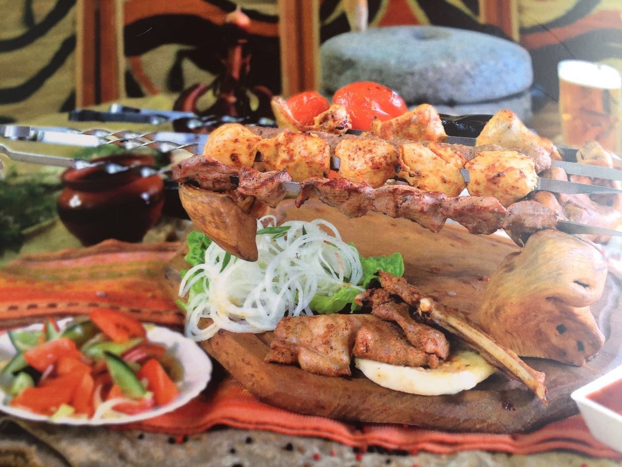 Киргизы блюда. Национальная еда Кыргызстана. Киргизы кухня. Киргизский быжы. Киргизская кухня национальные блюда.