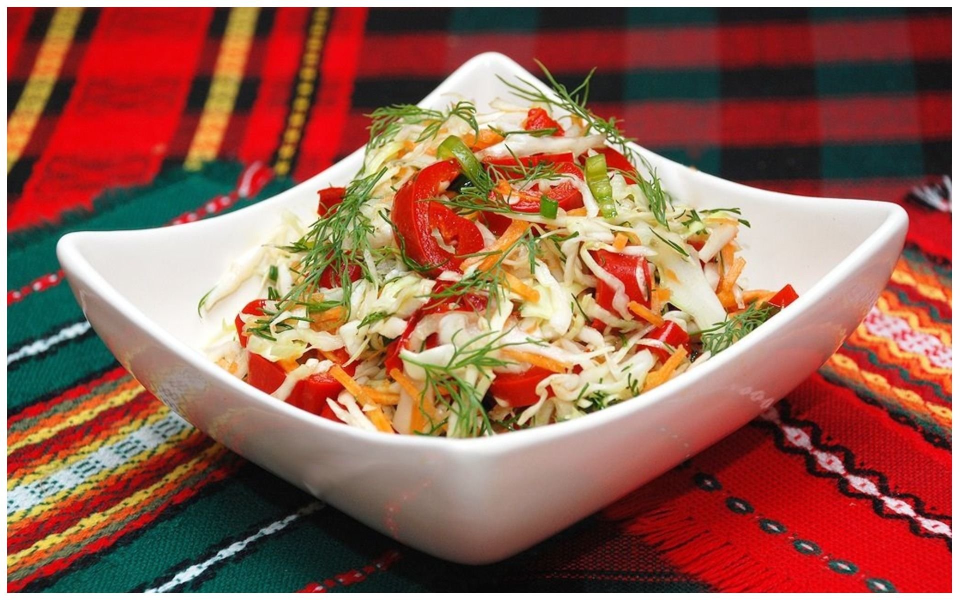 Рецепты салата из свежего перца. Витаминный (капуста, перец, огурец, морковь) 100г - 35р. Салат витаминный. Салат из свежей капусты с овощами.