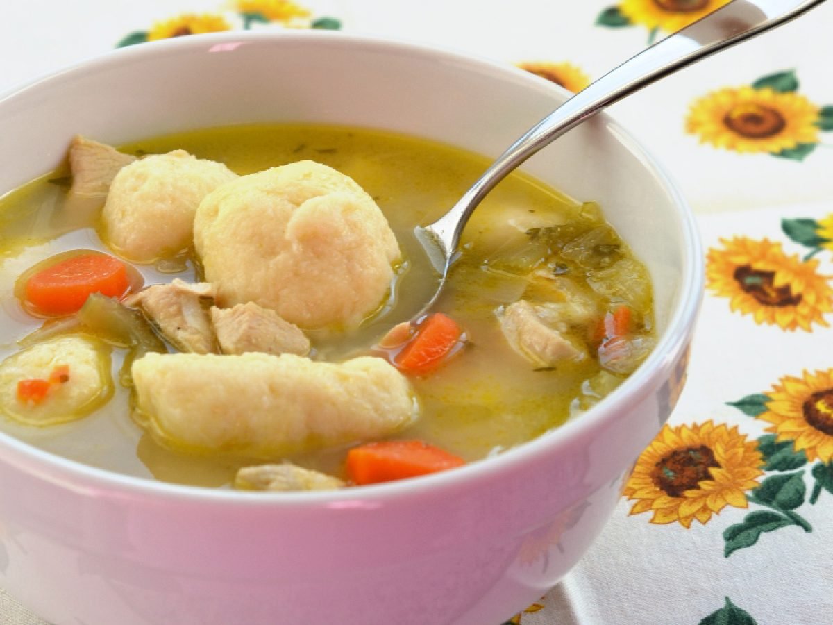 Детский суп с клецками рецепт. Клецки. Суп из курицы с клецками. Суп галушки Кубанский. Клецкий суп.