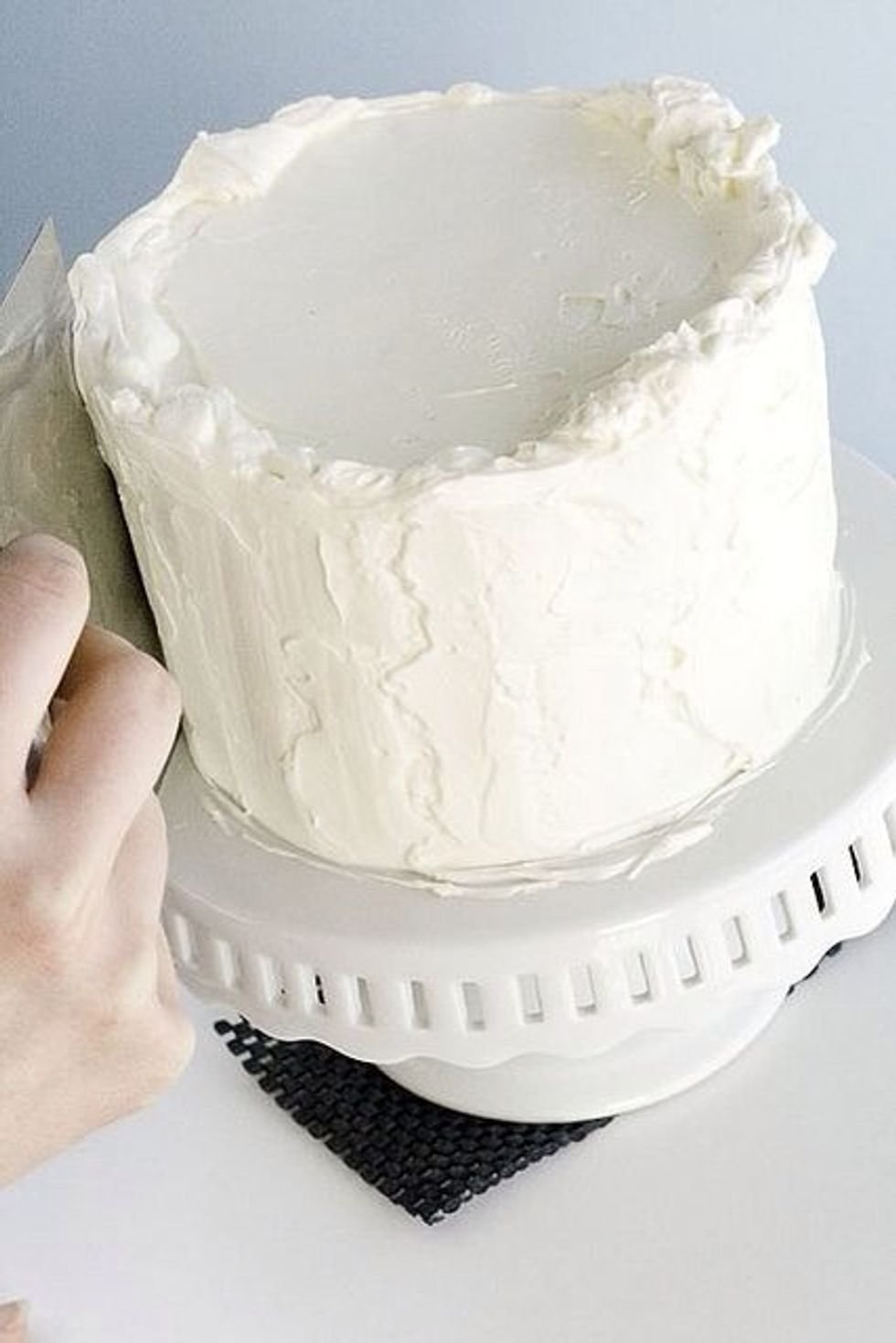Идеальное выравнивание торта. Торт выровненный кремом. Крем для обмазки торта. Края торта. Крем для выравнивания торта.