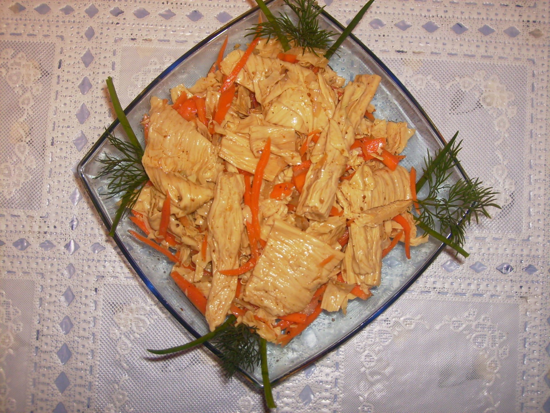 Мясо по корейски рецепт с морковью. Морковка по корейски со спаржей. Спаржа мясо с корейской морковью. Салат с соевым мясом. Спаржа с корейской морковкой.