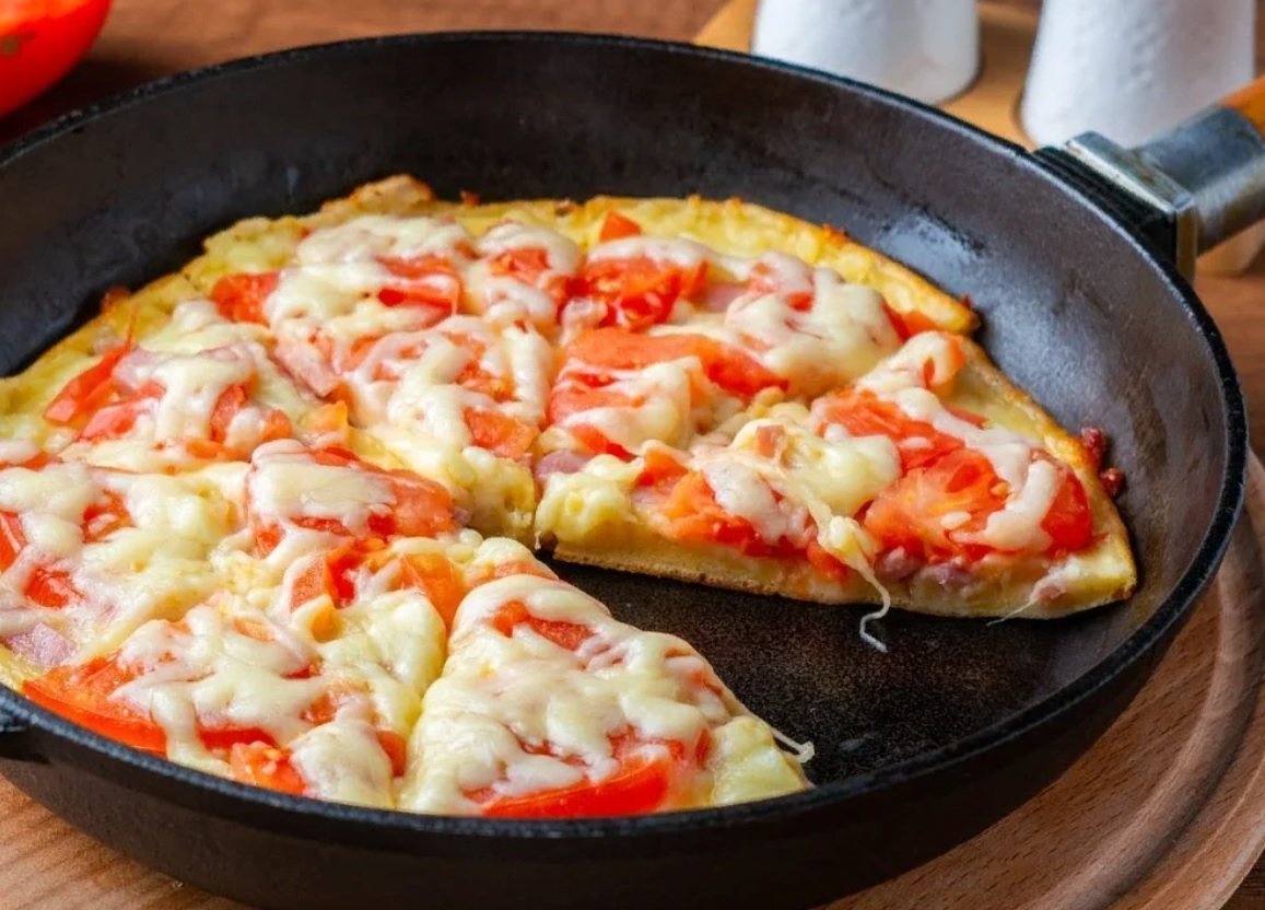 пицца из лаваша на сковороде с яйцом колбасой и сыром и помидорами на сковороде рецепт фото 63