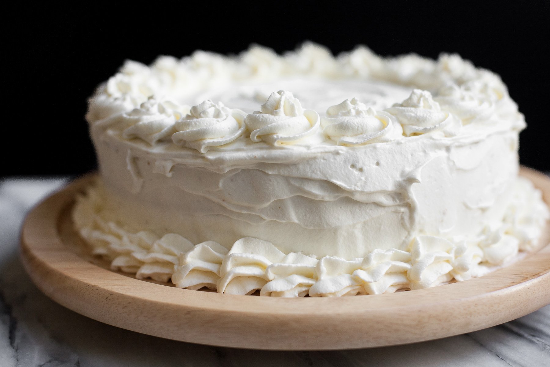 Крем чиз для бисквитного. Бисквитный торт пломбир. Белый торт крем чиз. Крем чиз из рикотты для торта. Бисквитный торт с кремом чиз.