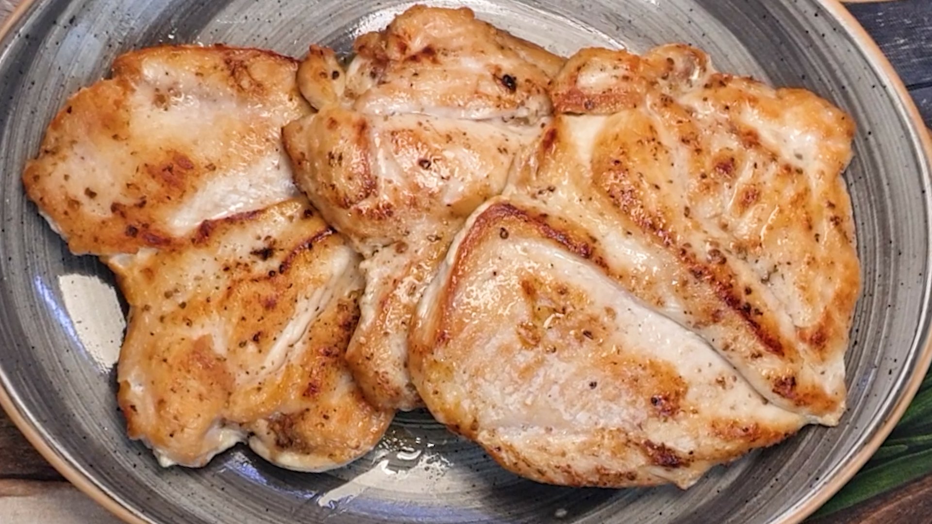 Куриные грудки рецепт на сковороде быстро. Сочная курица на сковороде. Куриная грудка жареная на сковороде. Сочная куриная грудка на сковороде. Сочное куриное филе на сковороде.