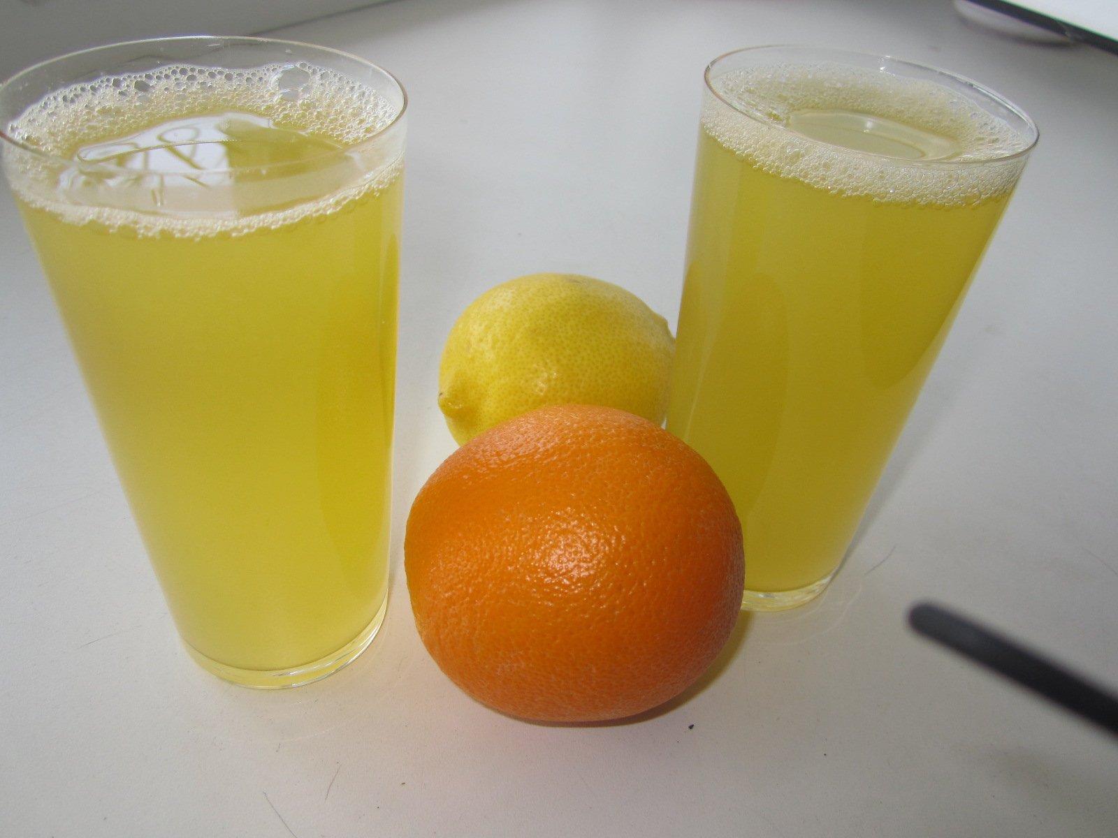 Сок из замороженных апельсинов в домашних условиях. Домашний лимонад апельсиновый. Лимонад в руке. Апельсиновый лимонад в домашних условиях. Кубинский апельсиновый лимонад.
