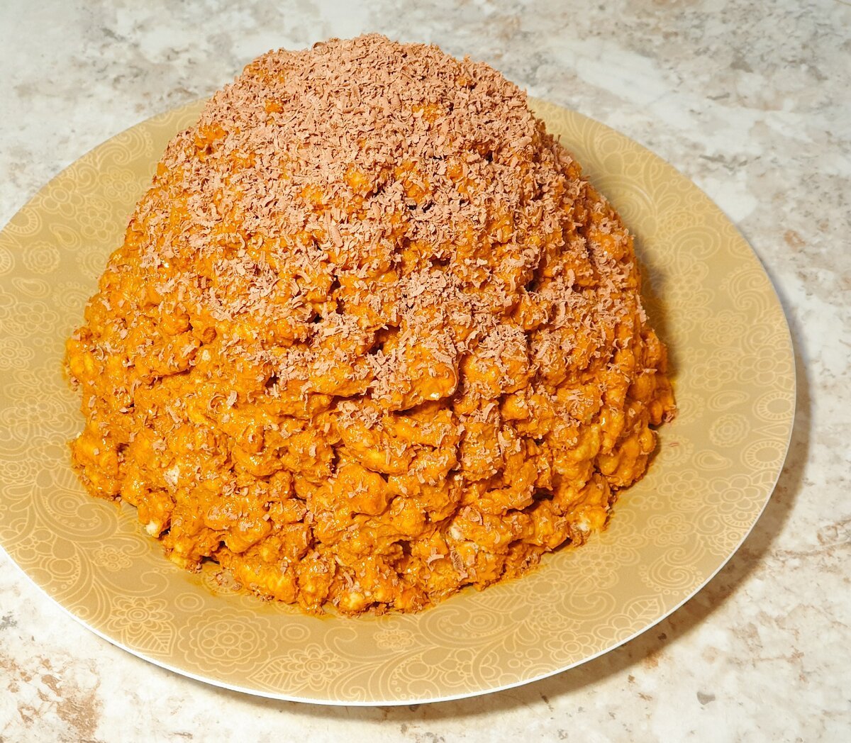 Торт муравейник классический рецепт фото. Торт Муравейник классический. Торт муравьиная горка. Халва Муравейник. Муравейник с бисквита.