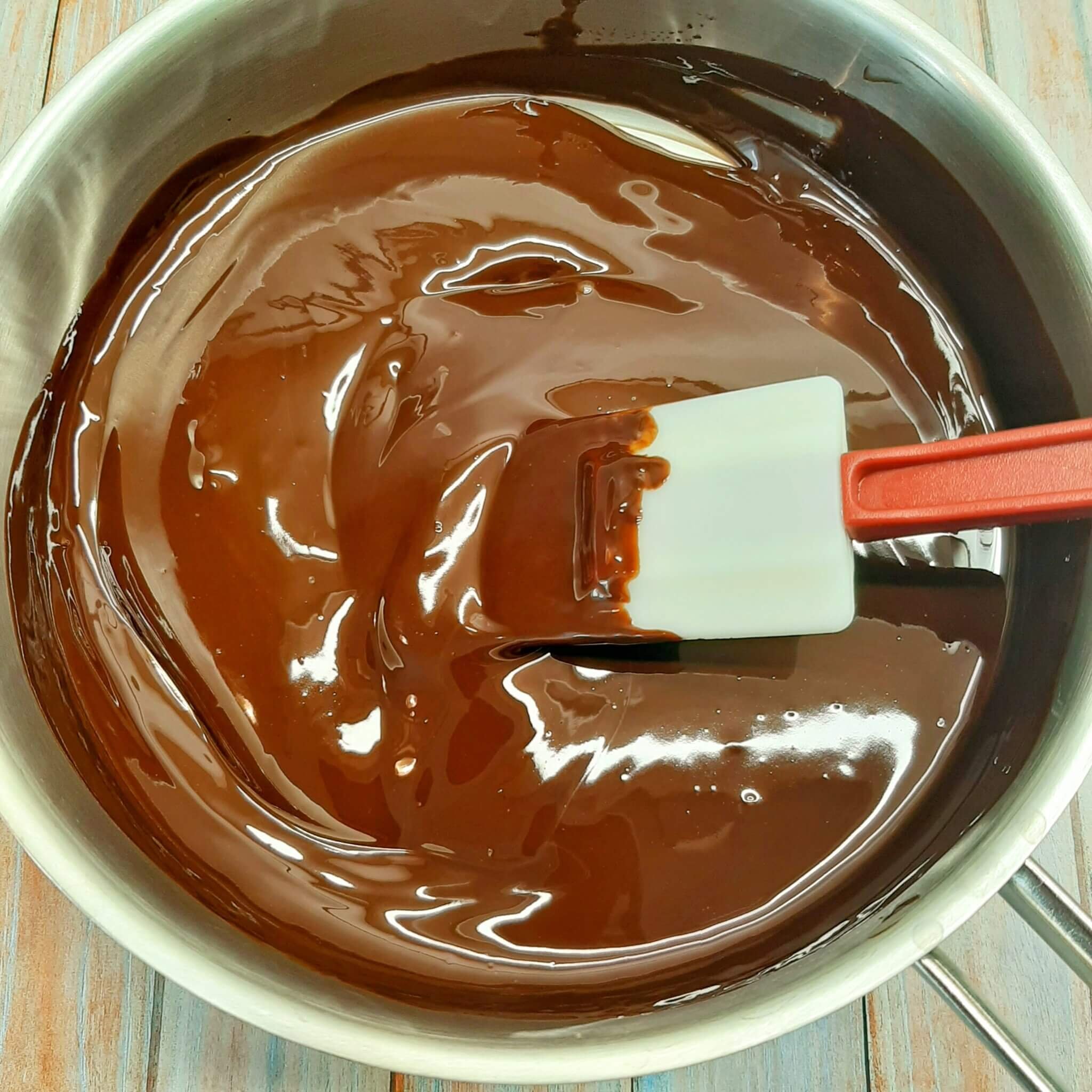 Масло для шоколада. Шоколад с помадкой. Шоколадный крем для торта из какао. Шоколадная глазурь из какао. Глазурь из шоколада.