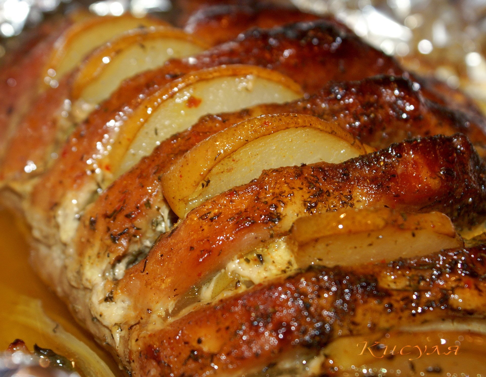 Приготовить свинину с картошкой в духовке сочно. Свинина запеченная с яблоками в духовке. Свиная шейка в духовке. Свинина запеченная с грушей. Запеченная свиная в духовке с яблоками.