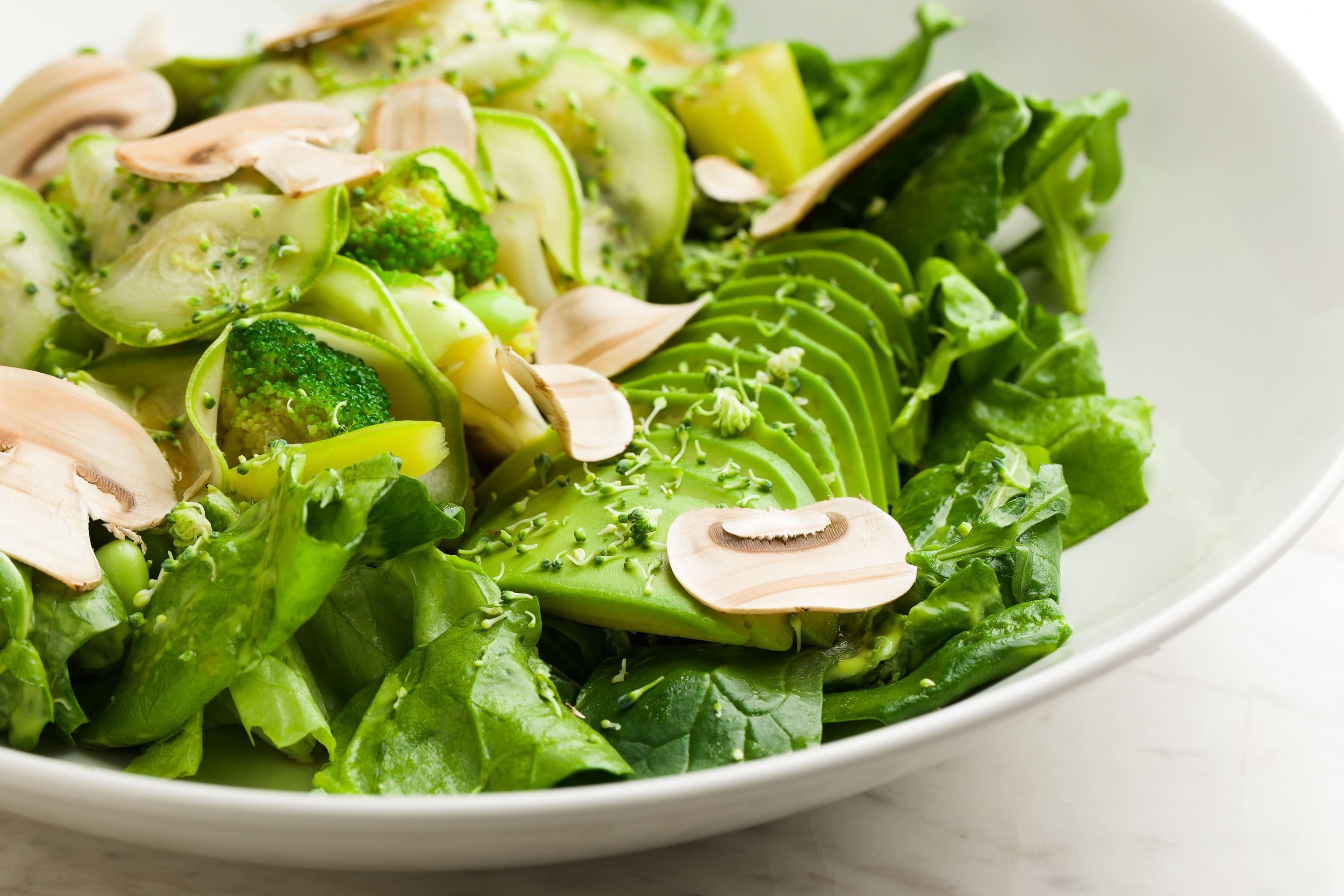 Зеленые овощи рецепты. Зеленый салат. Зелень для салатов. Салат из зеленых овощей. Зеленый салат фото.