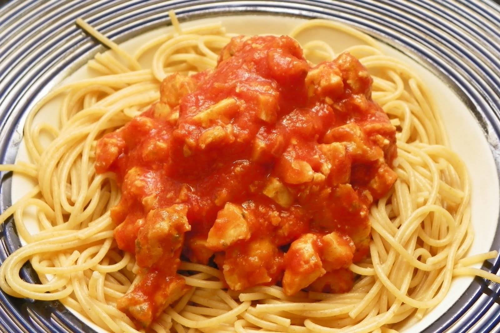 Паста с подливой из курицы. Паста с курицей в томатном соусе. Спагетти в томатном соусе. Спагетти с томатной пастой. Макароны с томатной подливкой.
