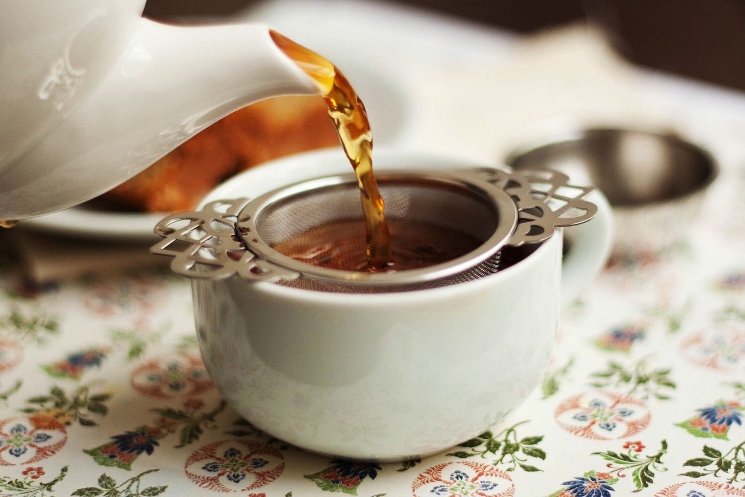 Налей воды в чай. Красивые чашки для чая. Наливает чай. Чашка с чаем. Красивая Кружка для чая.