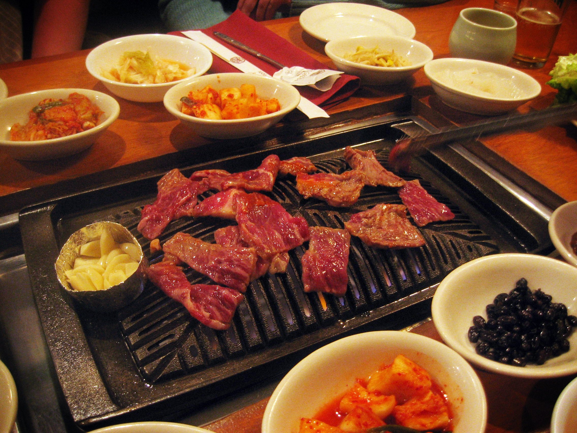 Мясо едят на ночь. Корейские BBQ кафе. Корейские рестораны в Корее. Gogi korean BBQ корейское гриль-кафе. Корейский барбекю ресторан.