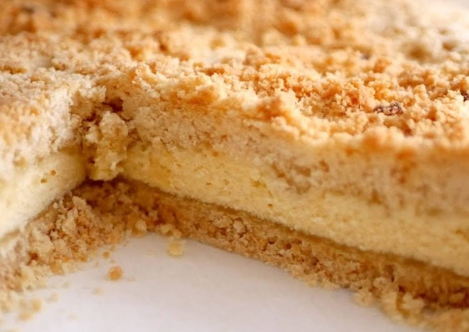 Торт крошка рецепт. Пирог с творогом. Песочный пирог с творогом. Пирог творожный с крошкой. Песочный творожный пирог.