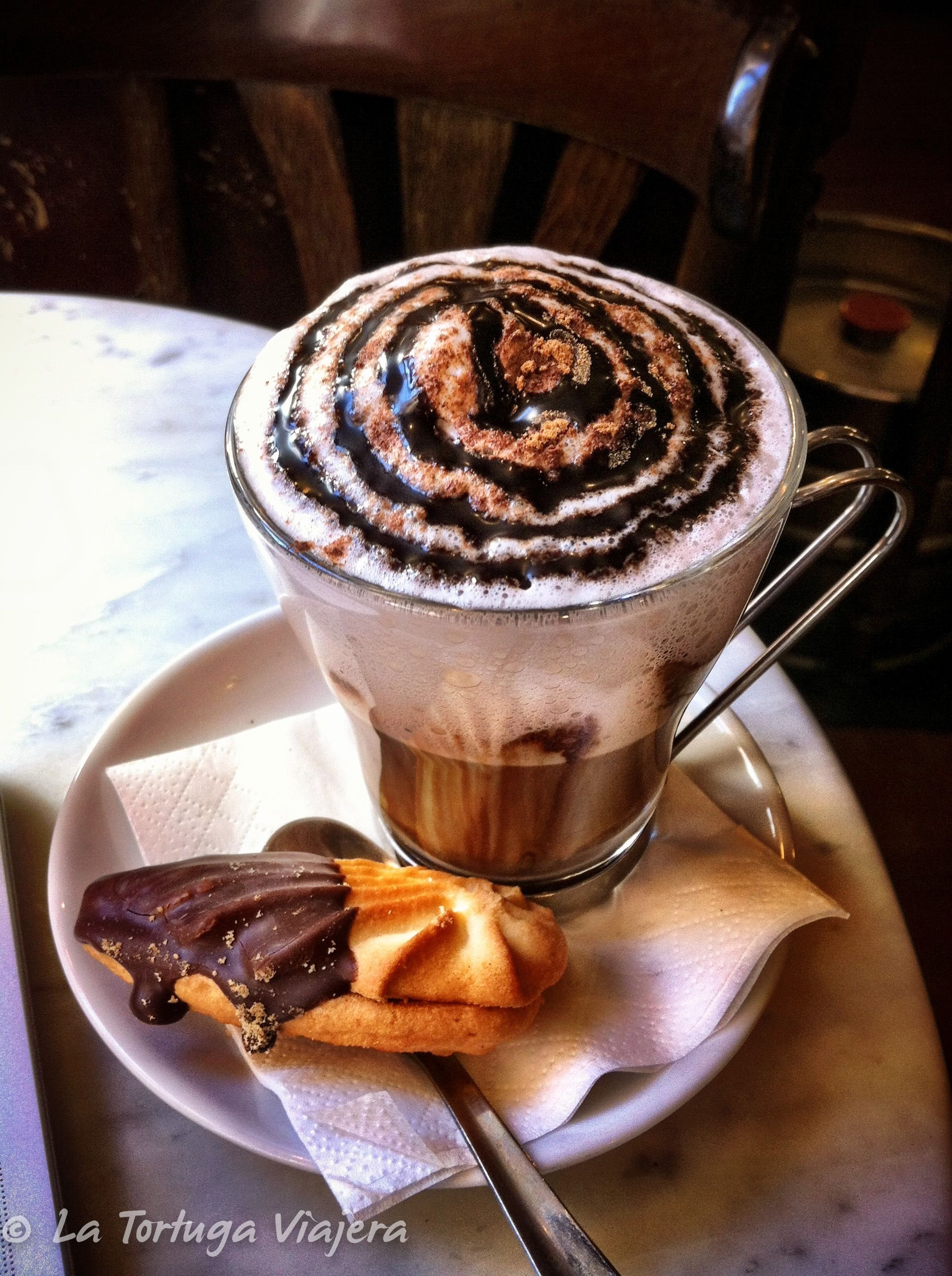 Горячий шоколад кафе. Кофе и десерт. Оригинальная подача кофе. Красивый кофе. Необычный кофе.