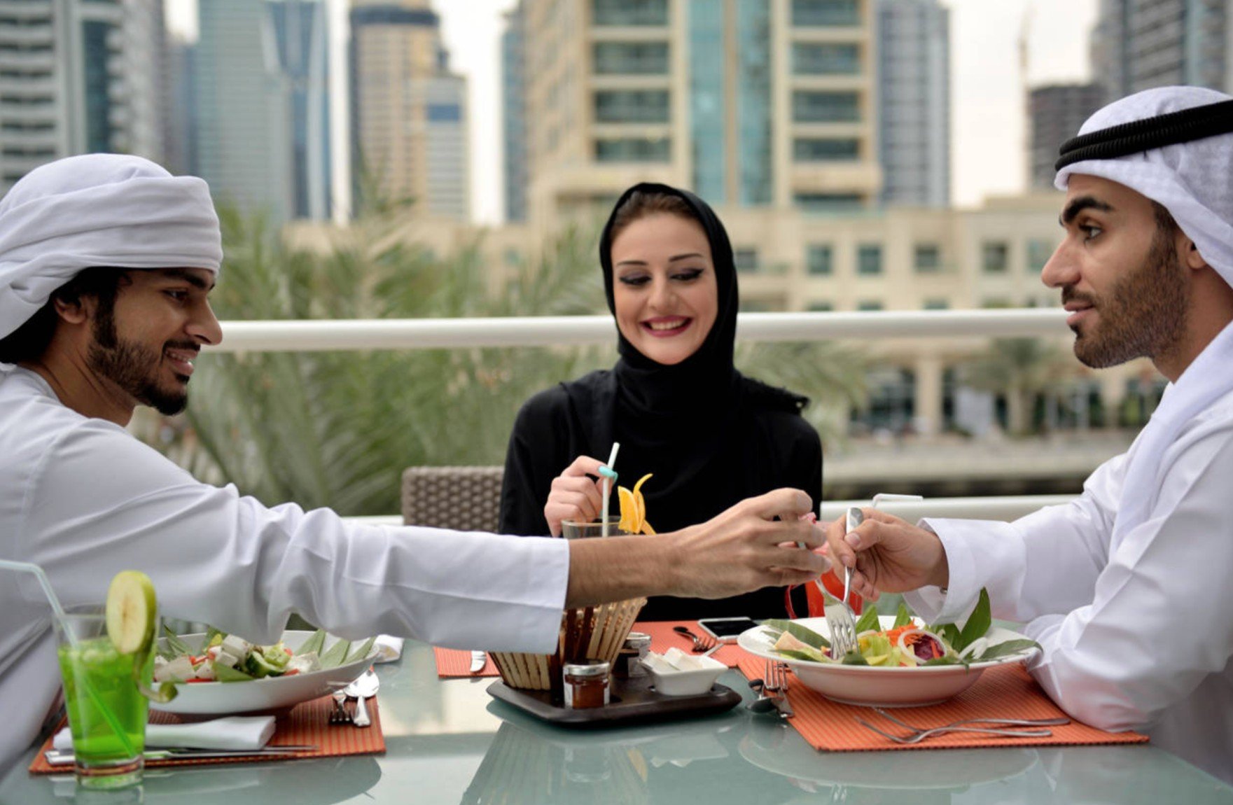 Арабские измен. Арабы в ресторане. Традиции ОАЭ. Арабы за столом. В гостях у арабов.
