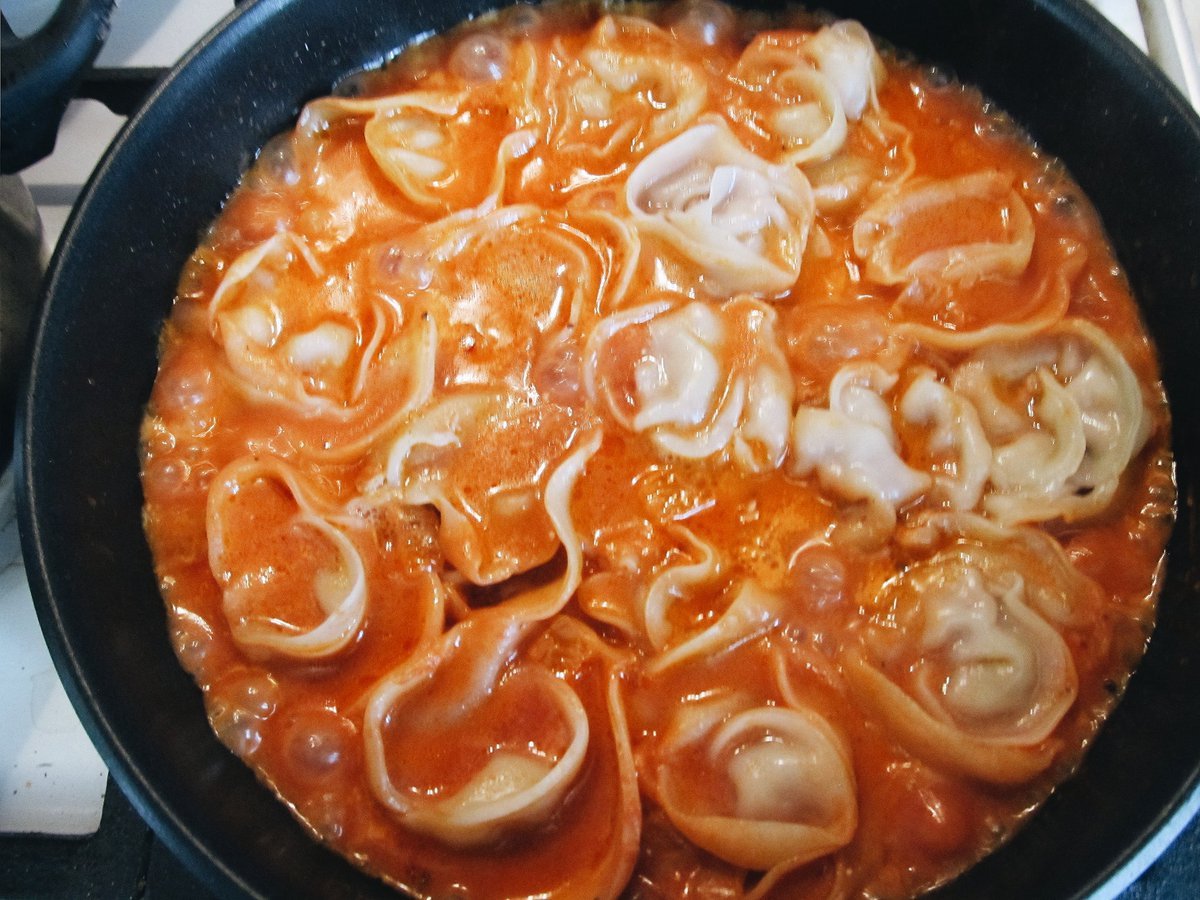 Пельмени в томатном соусе с сырной корочкой