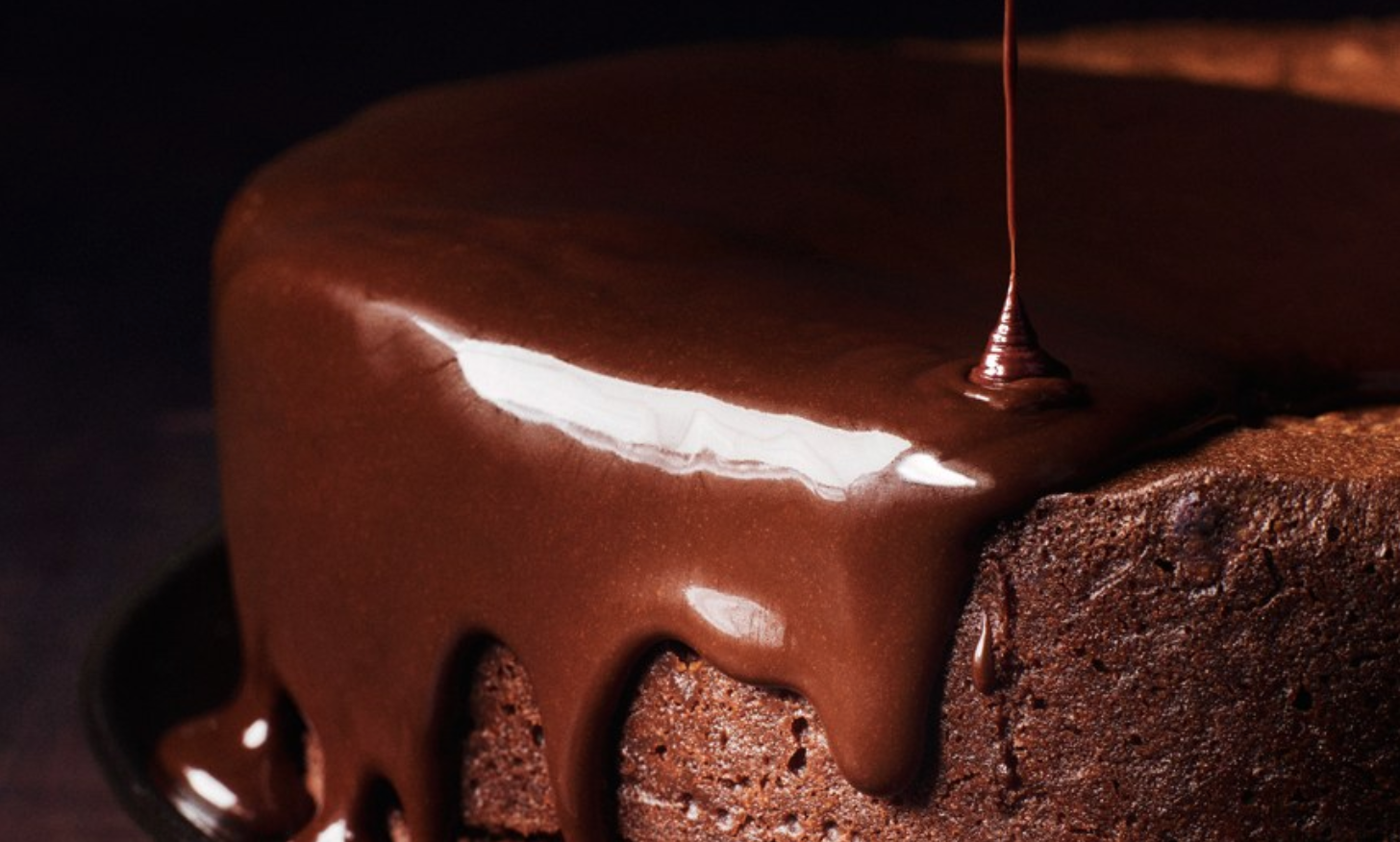 Глазурь для торта из плитки. Шоколадный торт. Шоколадная глазурь. Торт с шоколадной глазурью. Шоколад глазурь.