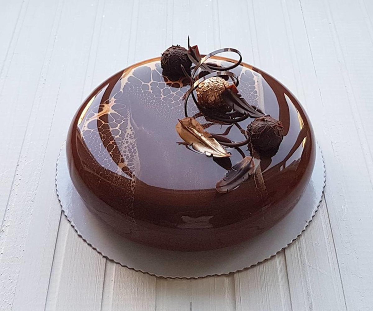 Как сделать шоколадную зеркальную глазурь для покрытия торта