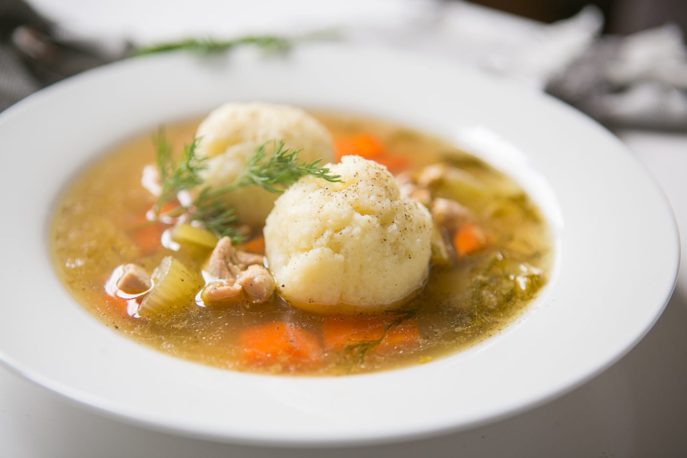 Суп из куриной голени. Куриный суп с сырными шариками и картофелем. Удмуртский суп Нугыли. Суп с сырными шариками. Куриный суп с сырными шариками.
