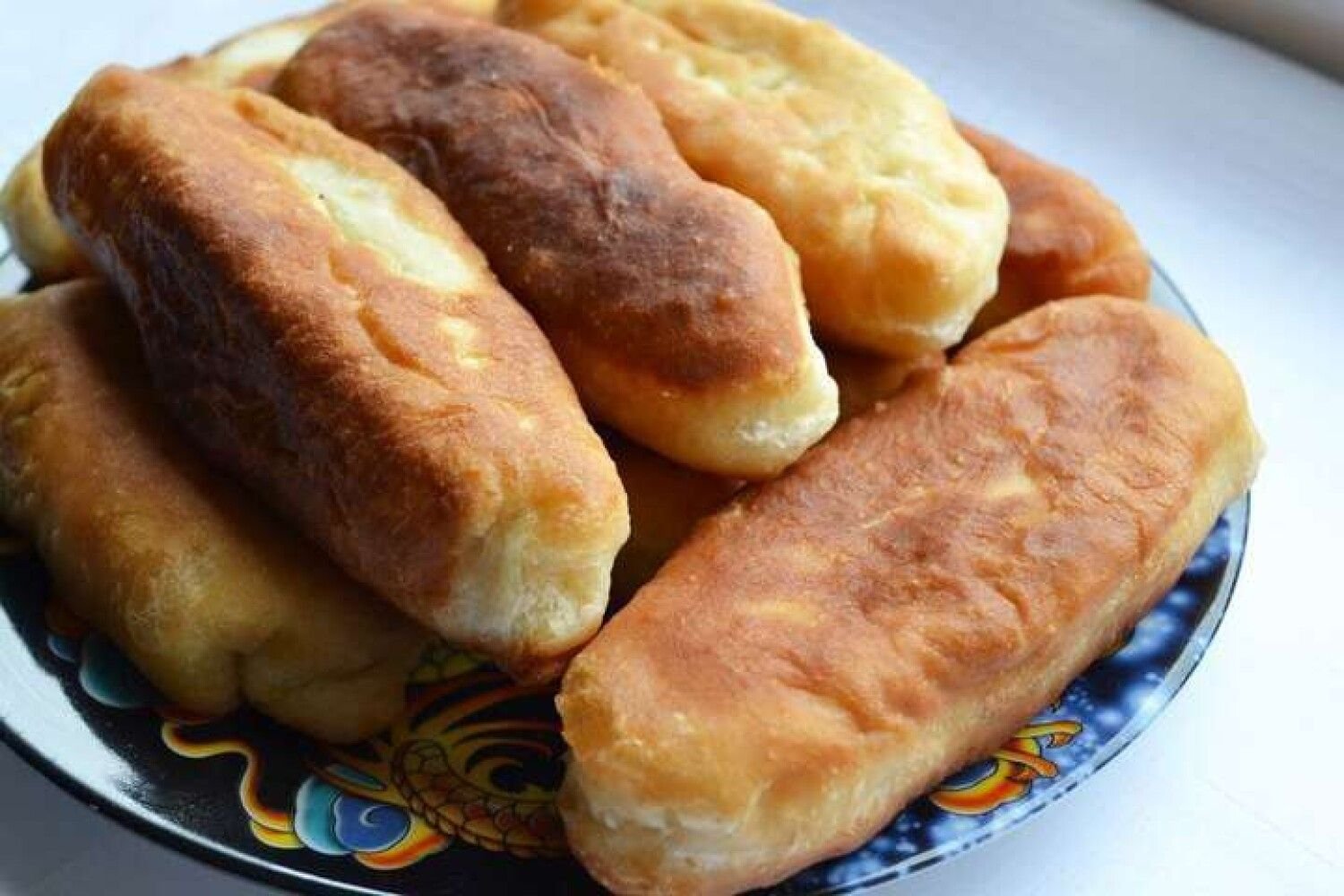 Пирожки с печенью рецепт жареные. Пирожки с ливером жареные. Узбекские жареные пирожки Гумма. Пироги с ливером. Пирожки с ливером жареные на сковороде.