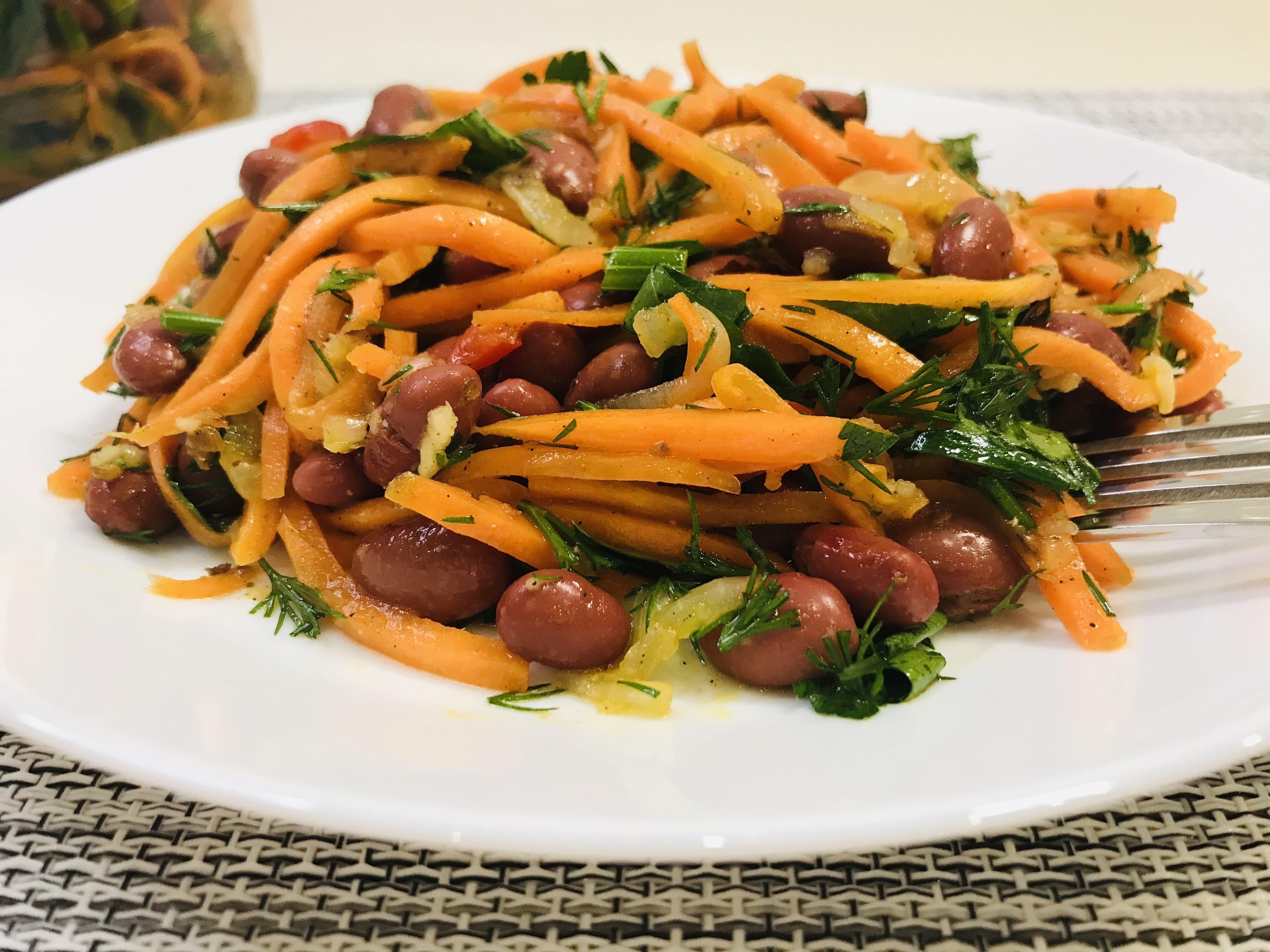 Салат с фасолью, корейской морковью и сухариками