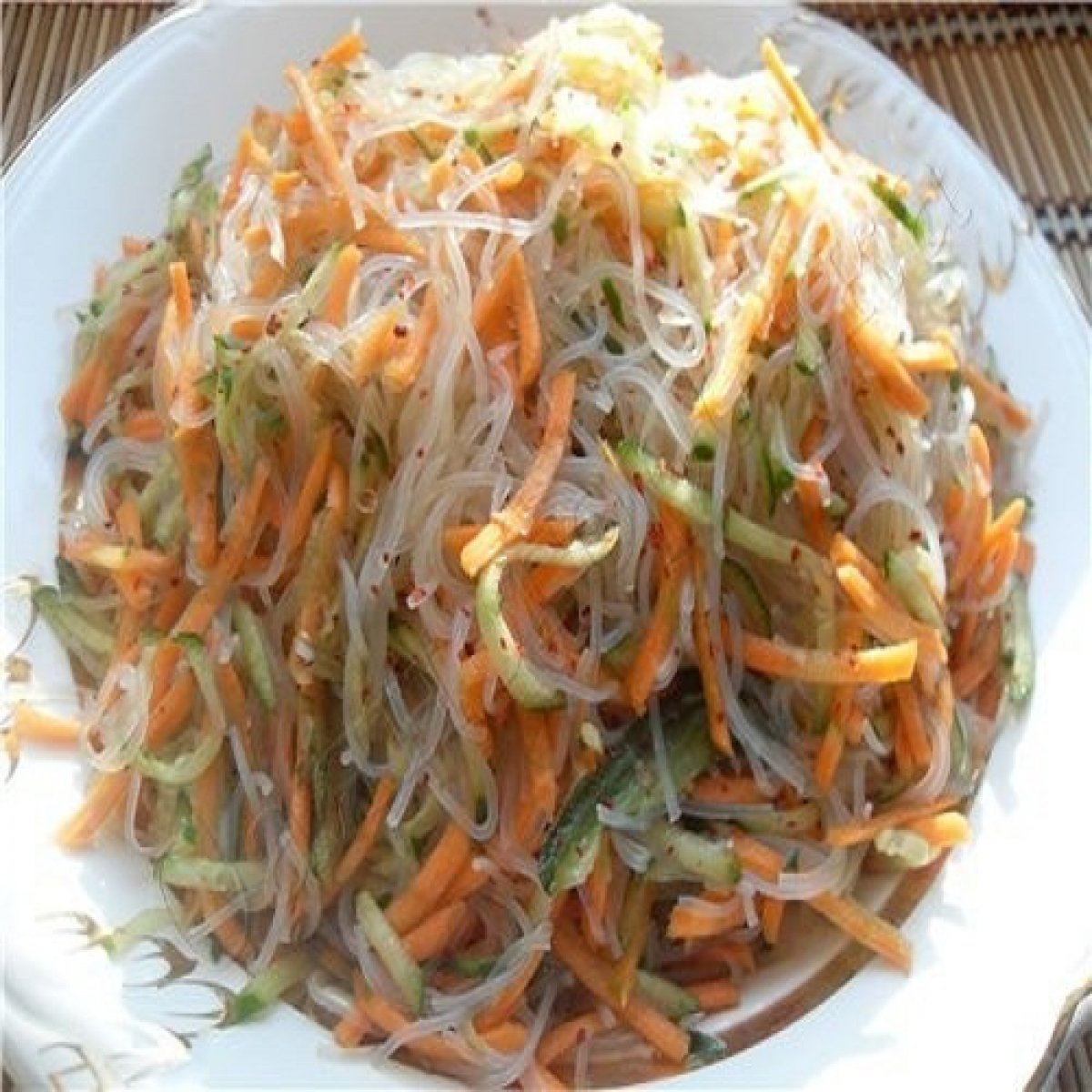 Китайский салат рецепты с огурцом. Фунчоза с капустой и морковью. Салат фунчоза огурец морковь. Фунчоза с капустой. Фунчоза тайерлаш.