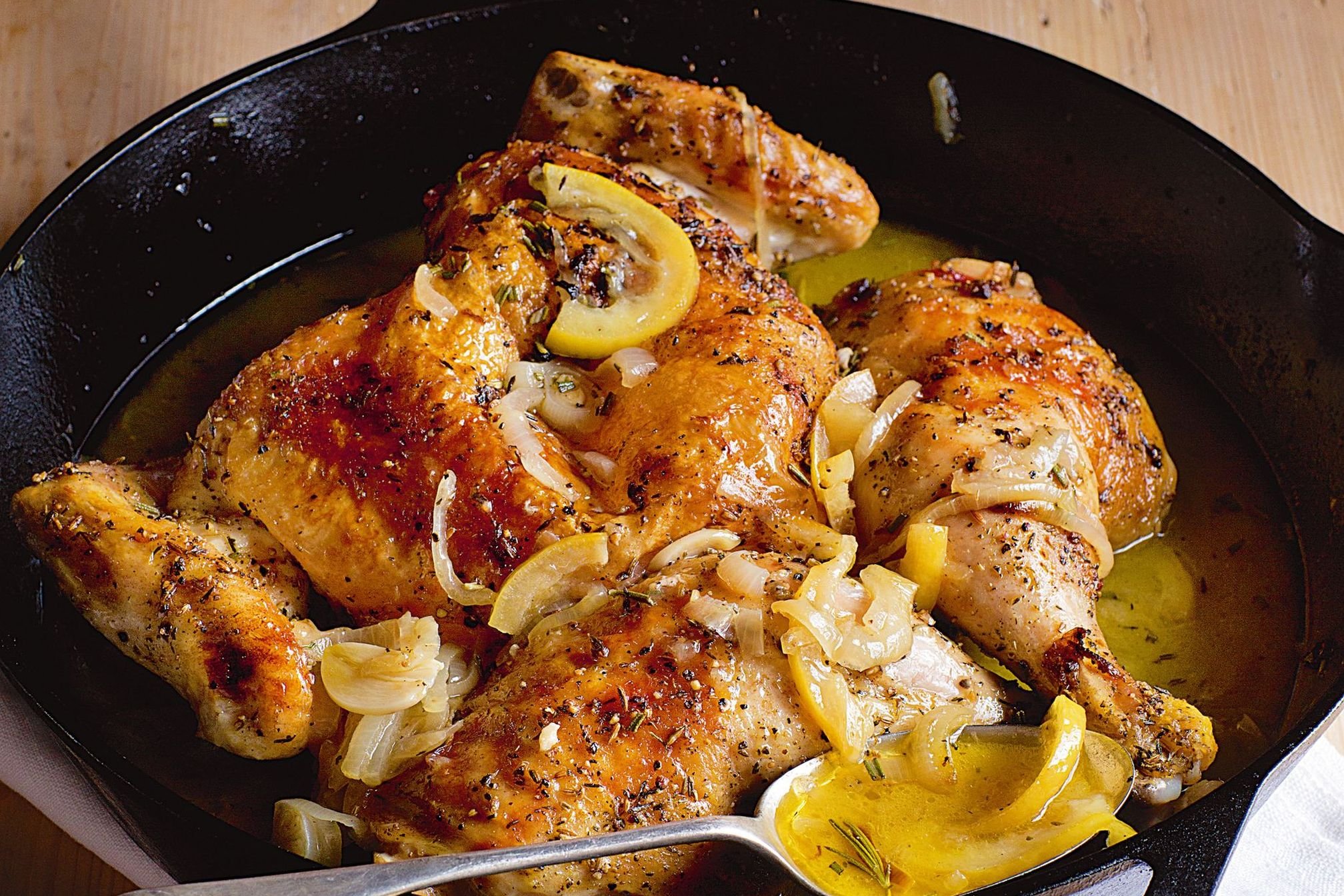 Жарится курица на сковороде. Курица на сковороде. Вкусная курица на сковороде. Жареная курица на сковороде. Аппетитная курица.