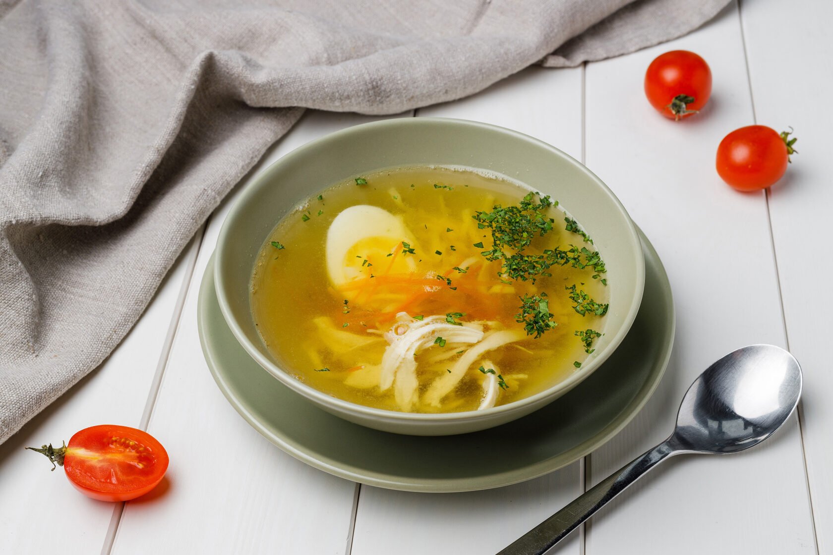 Суп с курицей и морковью. Куриный с капеллини суп. Куриный суп с лапшой. Суп с перепелиными яйцами. Суп лапша с яйцом.