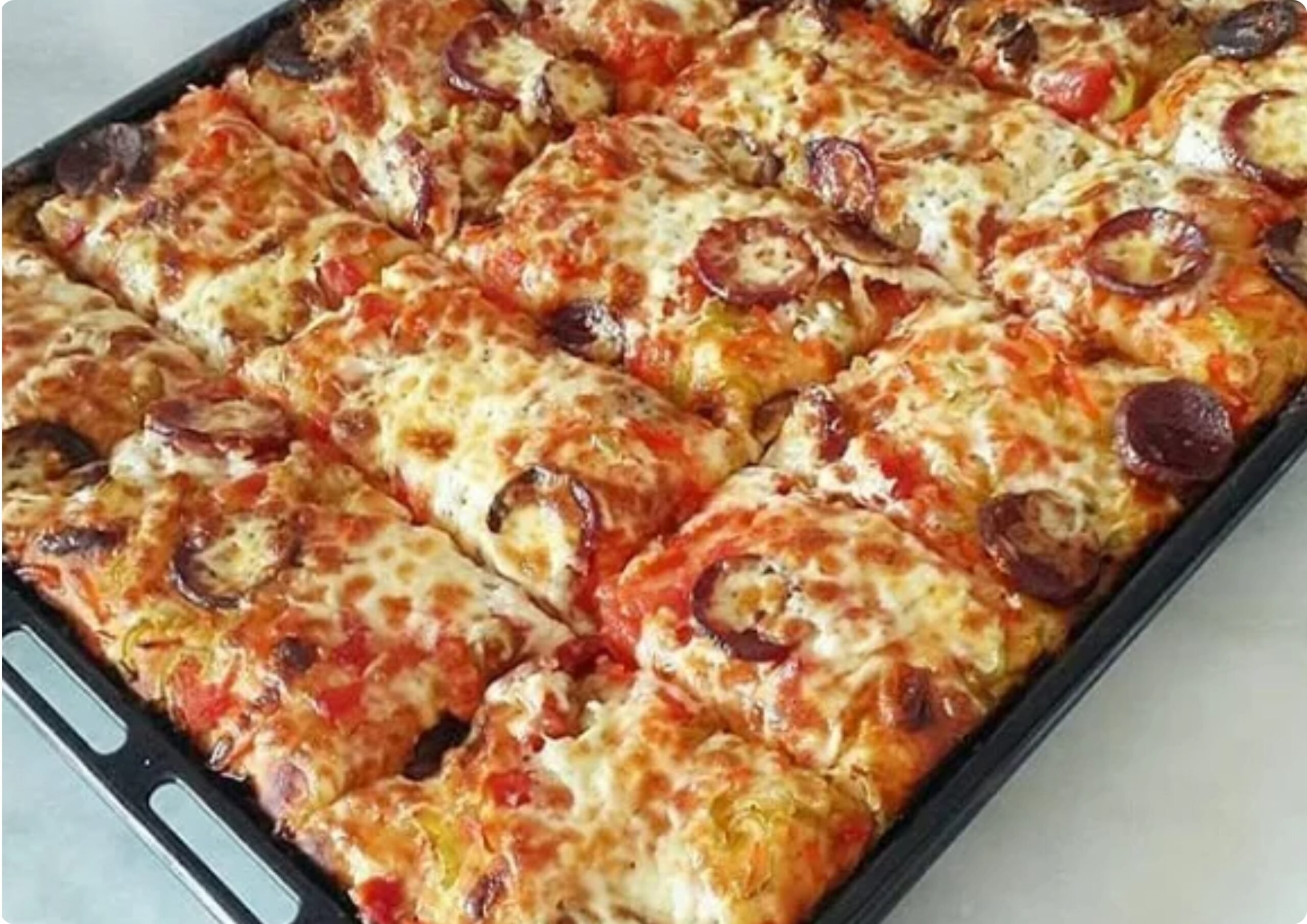 рецепт пиццы в духовке с колбасой без дрожжей домашней и сыром фото 75