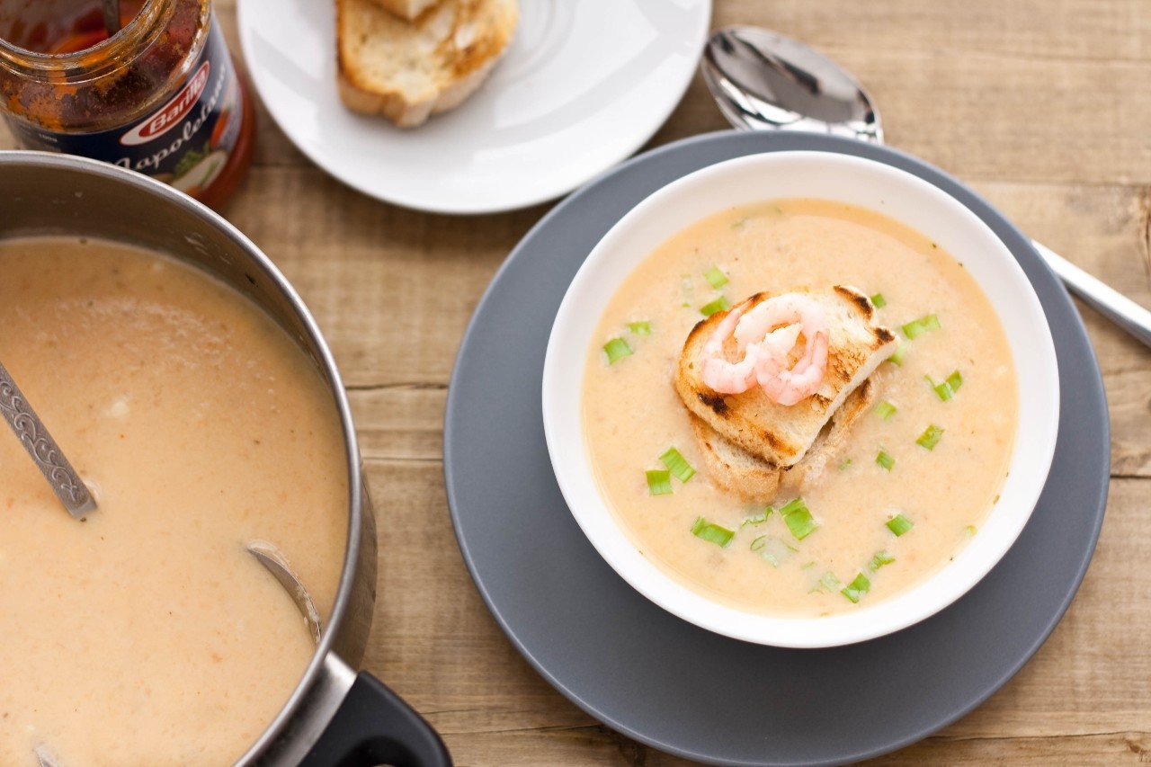 Рецепт вкусного супа с креветками. Креветочный суп пюре. Креветочный крем суп. Сырный суп пюре с креветками. Крем суп с креветками.