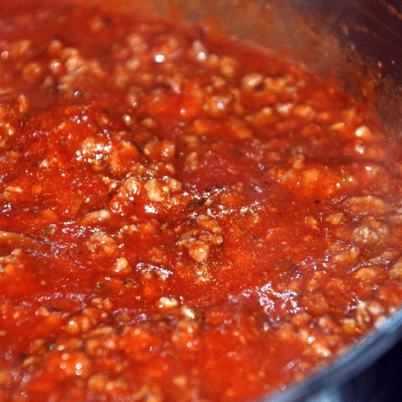 Как сделать томатный соус из томатной пасты. Спагетти в томатном соусе. Паста с томатным соусом. Томатный соус для макарон из томатной пасты. Подливка для макарон из томатной пасты.