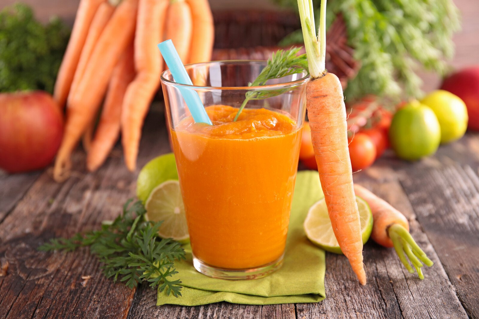 Сельдерей с апельсином. Апельсиново морковный смузи. Сок яблоко морковь апельсин. Морковно-сельдереевый смузи. Смузи манго морковь.