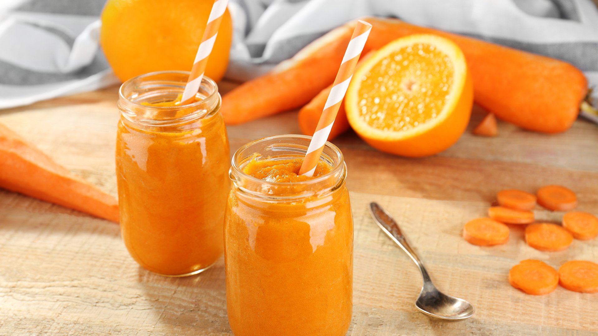 Яблочно апельсиновый. Апельсиново морковный смузи. Смузи манго морковь. Сок яблоко морковь апельсин. Морковный смузи с апельсином.