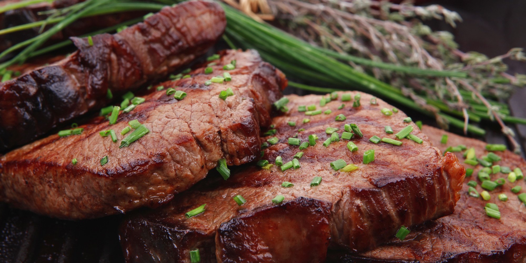 Есть мясо что можно приготовить. Мясные блюда. Зелень к мясу. Вкусное мясо.