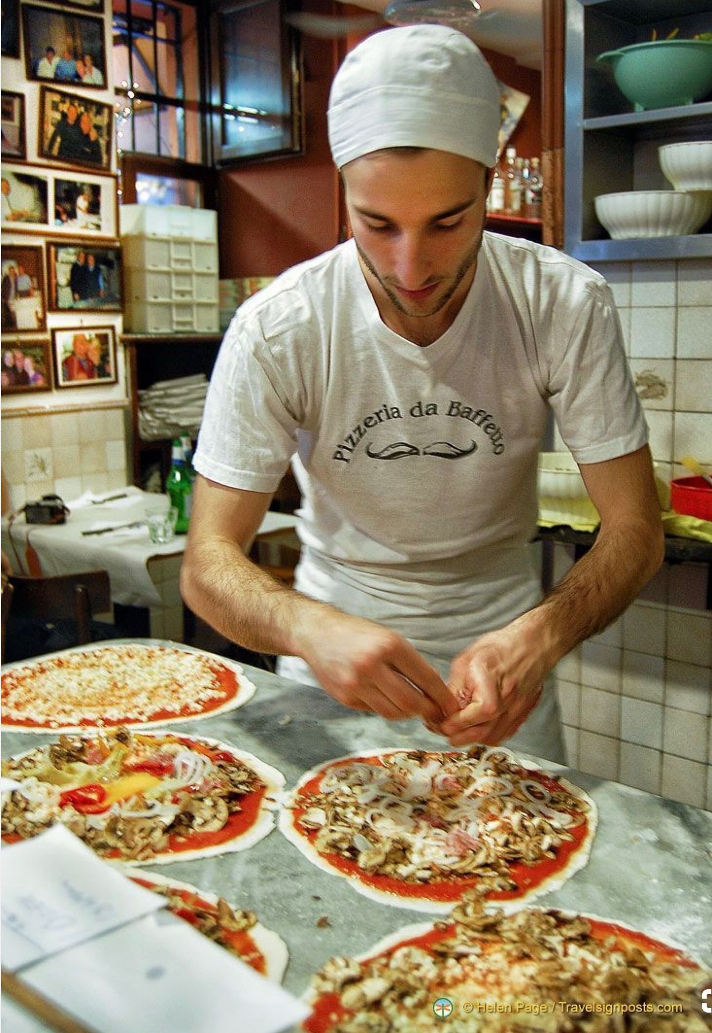 Человек делающий пиццу. Повар в пиццерии. Повар итальянской кухни. Повар с пиццей. Итальянцы пиццерия.