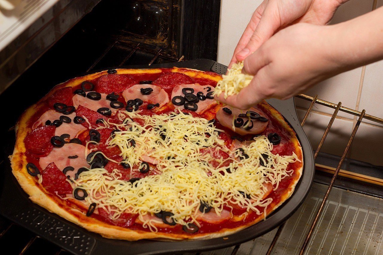 что положить в домашнюю пиццу в духовке фото 11