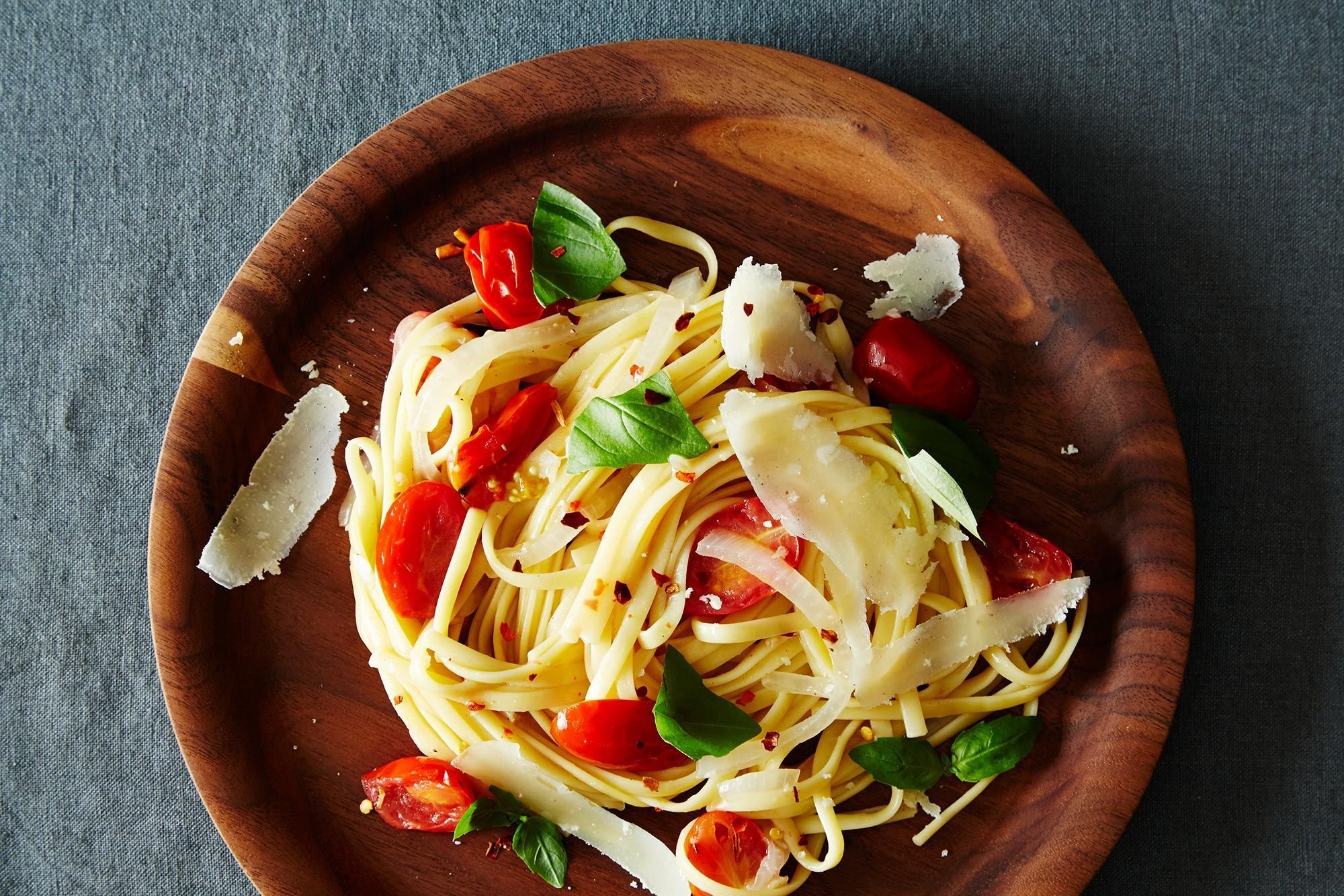 Макароны с сыром и помидорами на сковороде. Паста с базиликом и помидорами. Итальянская паста. Спагетти. Итальянские спагетти.