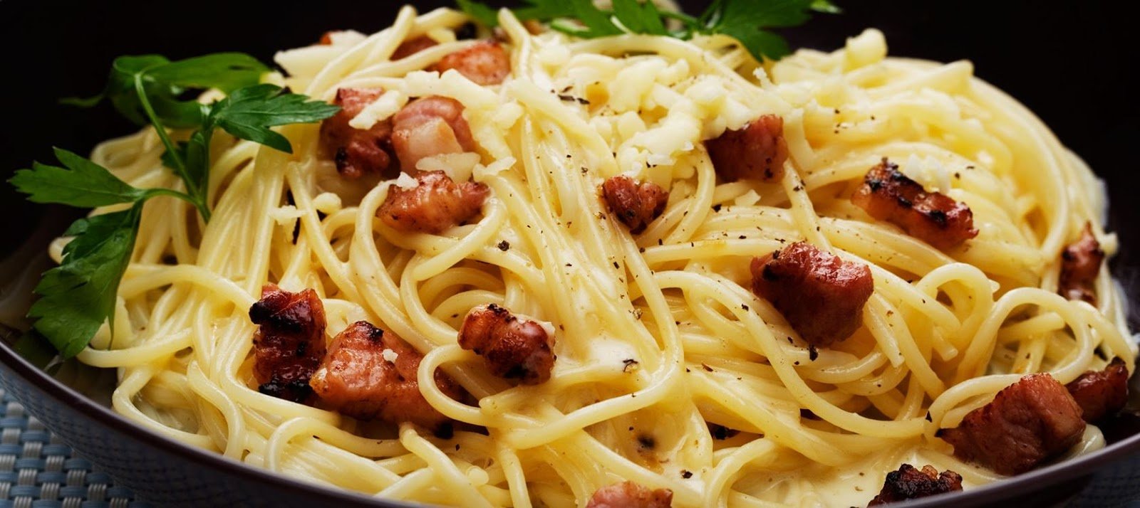 Итальянские макаронные блюда. Паста карбонара. Спагетти карбонара. Макароны для пасты карбонара. Спагетти карбонара с красным луком.