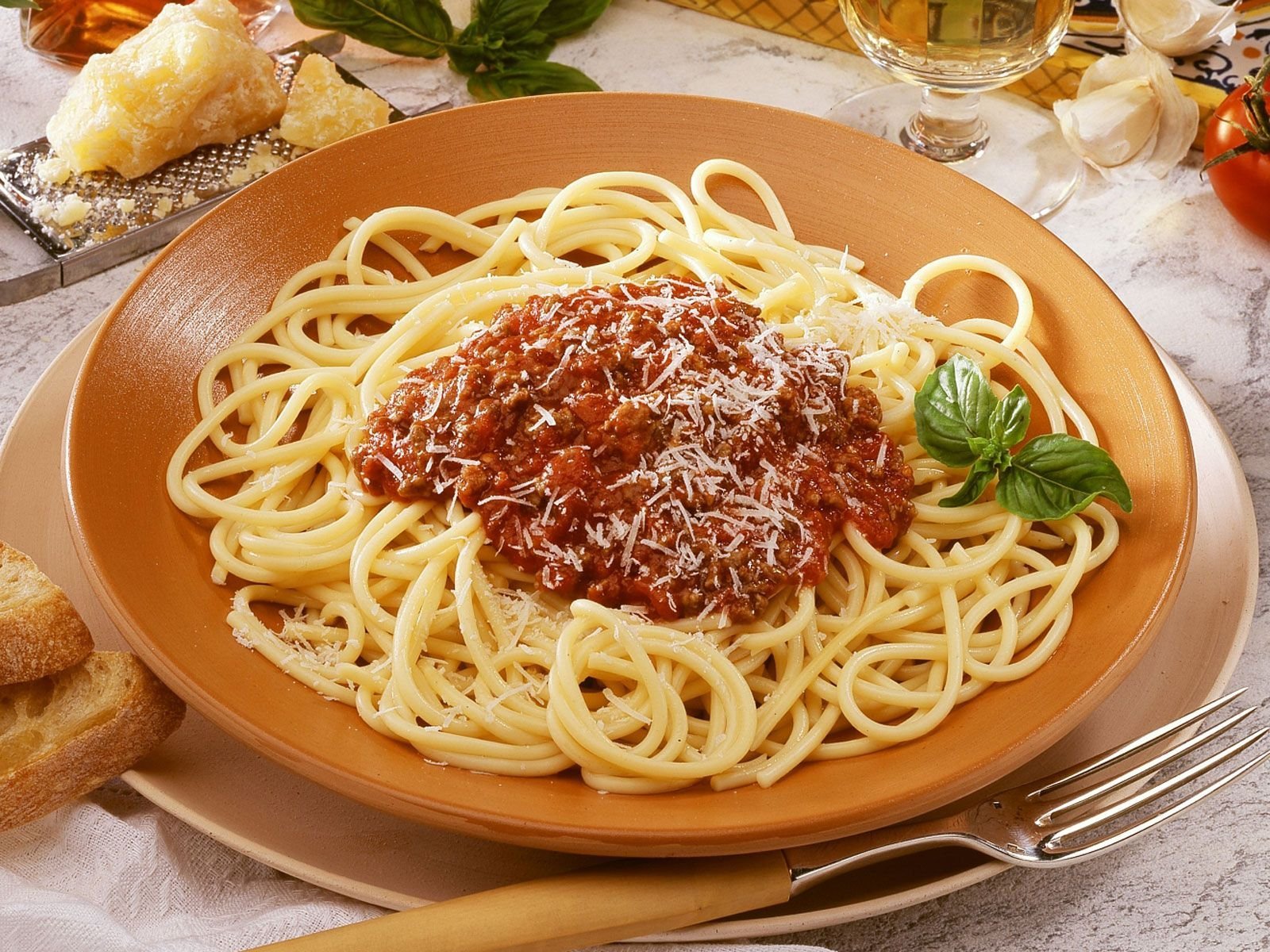 Итальянские макаронные блюда. Итальянская паста болоньезе. Паста болоньезе Италия. Мафальдине болоньезе. Спагетти болоньезе сыроварня.