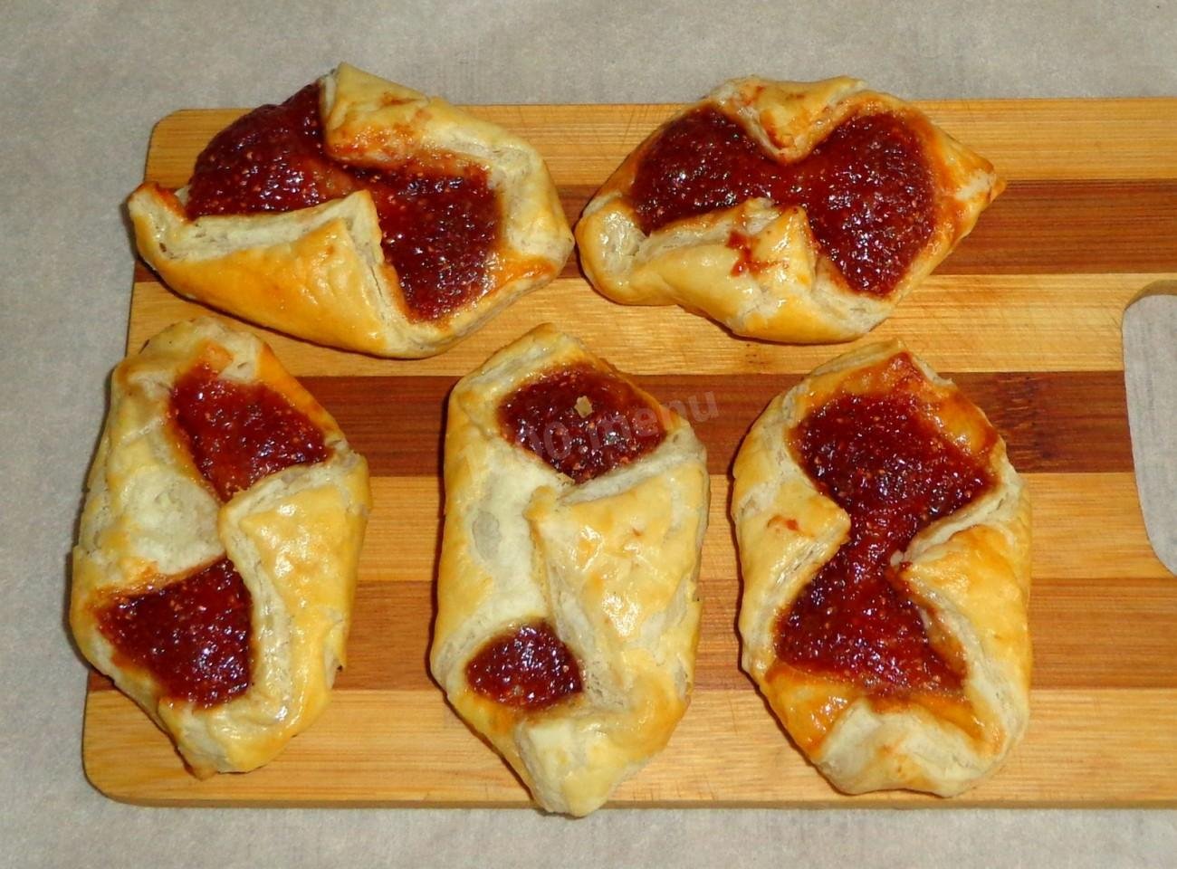 Пирожки с вишней в духовке рецепт с фото из слоеного теста фото